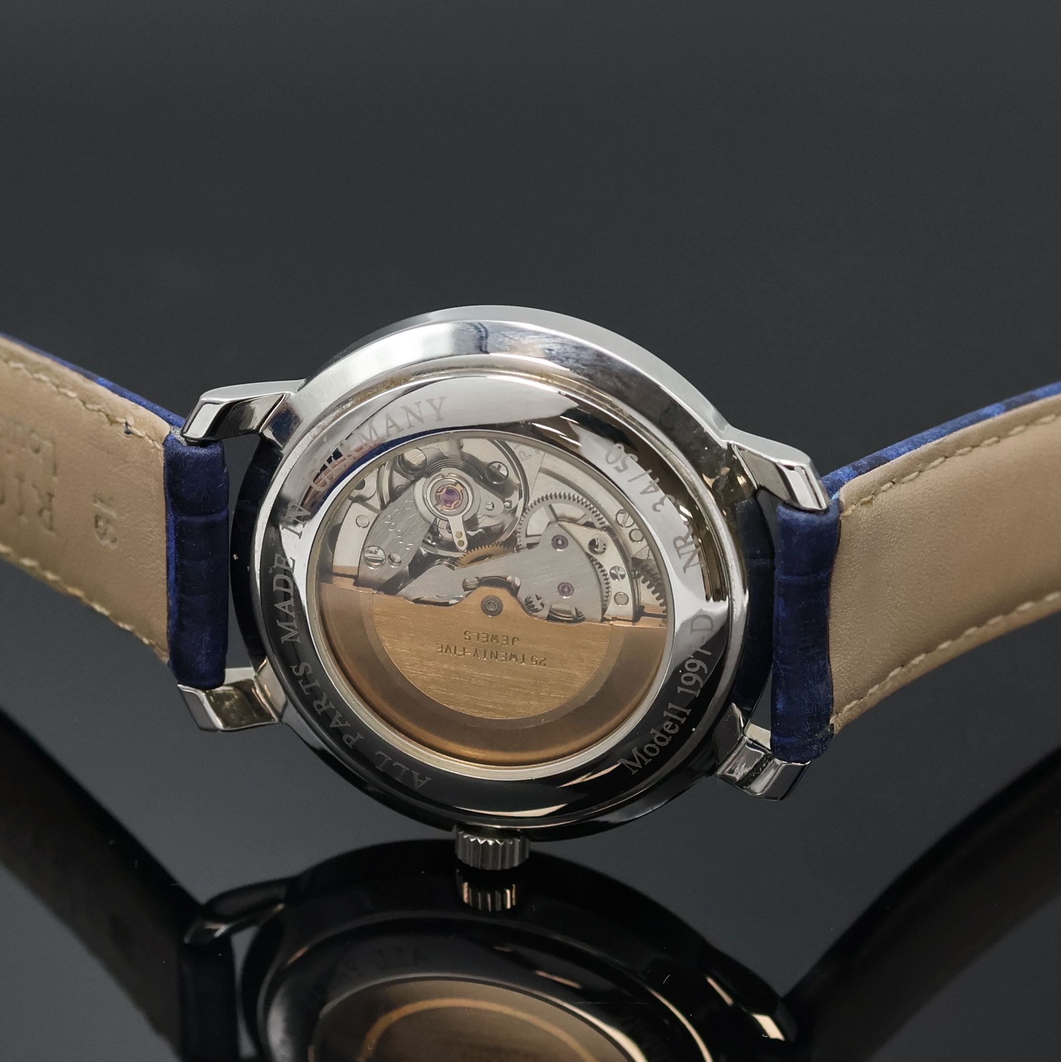 Detail d: RAINER NIENABER auf 50 Stück limitierte Armbanduhr in Stahl, Deutschland lt. orig. Pap. verk. 05/1998, Automatik, beids. vergl. Edelstahlgeh., Boden ...