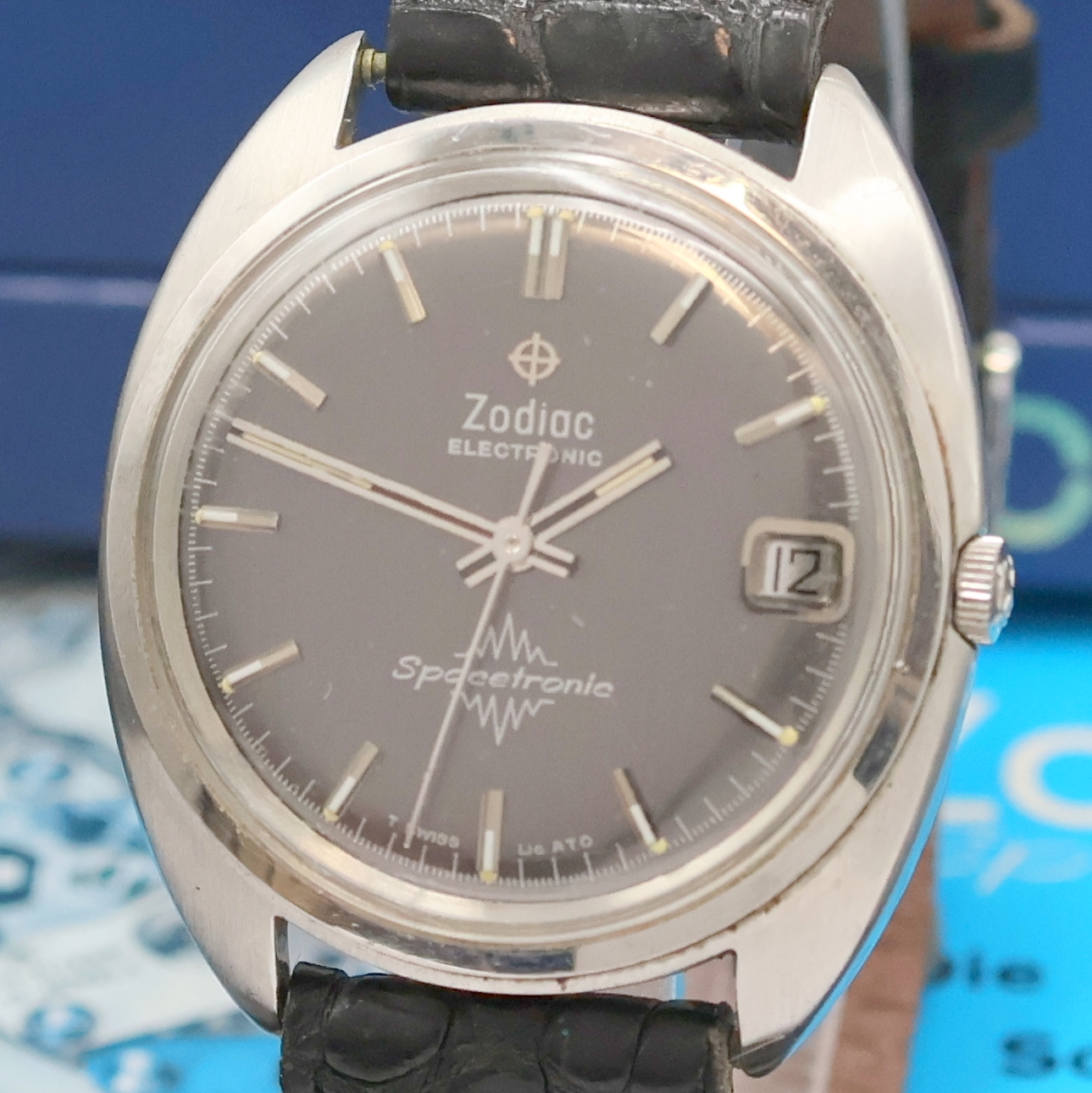 Detail a: ZODIAC Spacetronic Armbanduhr in Edelstahl Referenz 57274, Schweiz lt. beil. orig. Pap. verk. 03/1969, elektromechanisch, 3-teil. Geh., Boden u. ...