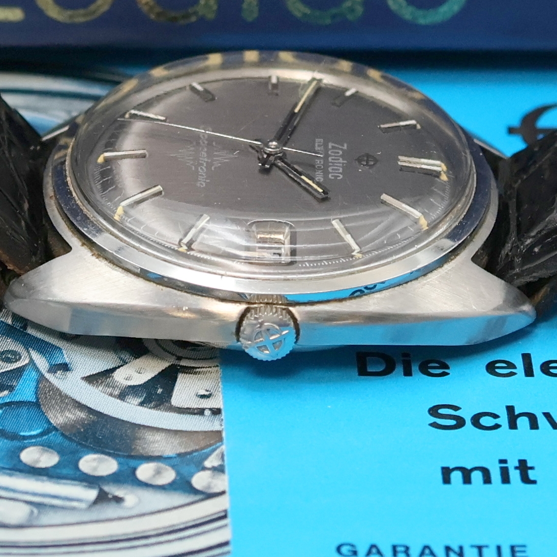 Detail b: ZODIAC Spacetronic Armbanduhr in Edelstahl Referenz 57274, Schweiz lt. beil. orig. Pap. verk. 03/1969, elektromechanisch, 3-teil. Geh., Boden u. ...