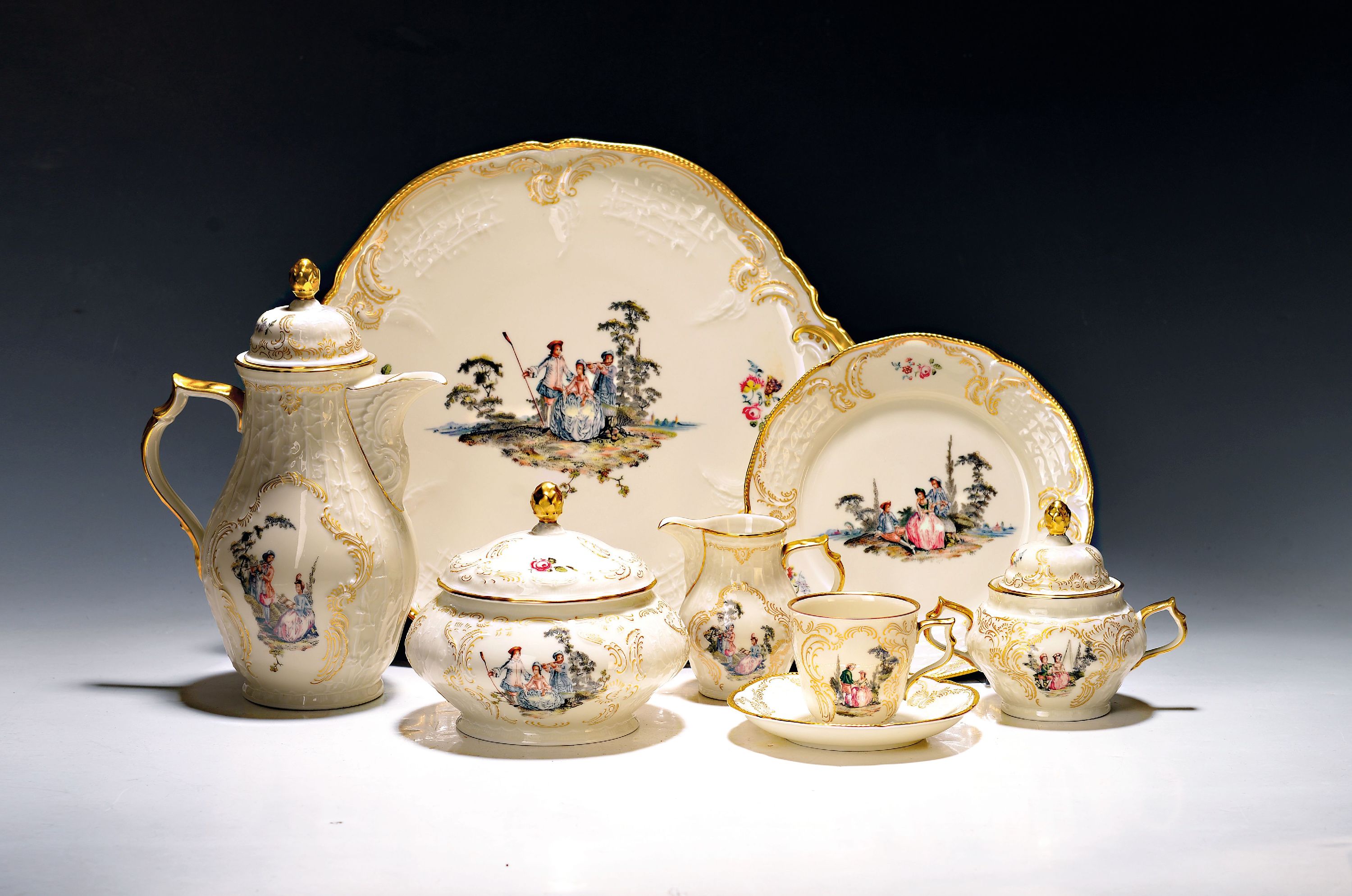 Detail a: Kaffeeservice, Rosenthal classic rose collection, Modell Sanssouci, Dekor Höroldt- Arkadien, Goldstaffage, Kaffeekanne, Zuckerdose, Milchkännchen, ...
