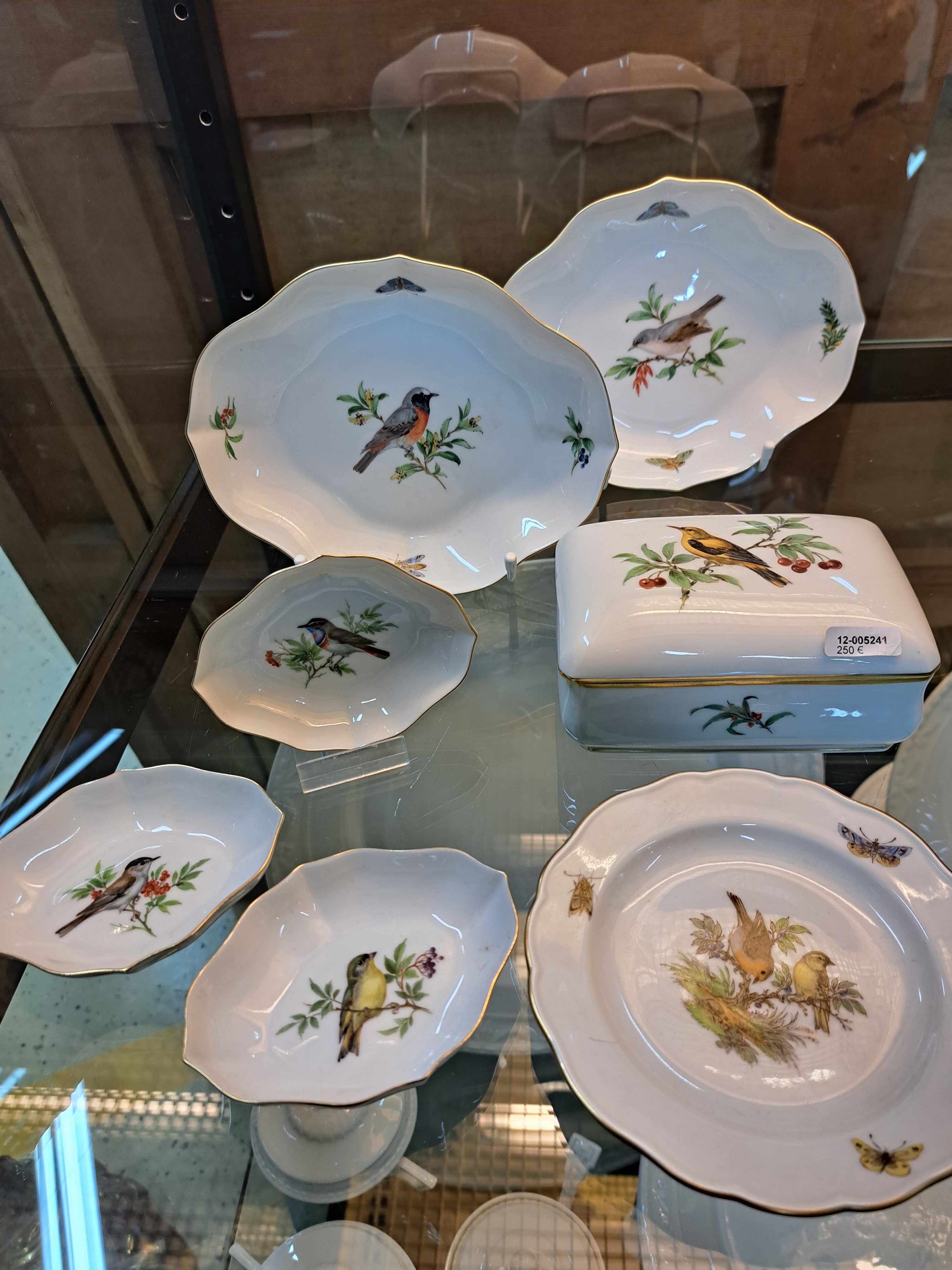 Detail a: Deckeldose, Tellerchen und fünf Schalen, Meissen, Vogelmalerei, 20. Jh., Porzellan, Goldränder, Dose: 6.5 x 12.5 x 8 cm, Vierpassschalen 2 x L. 18 ...