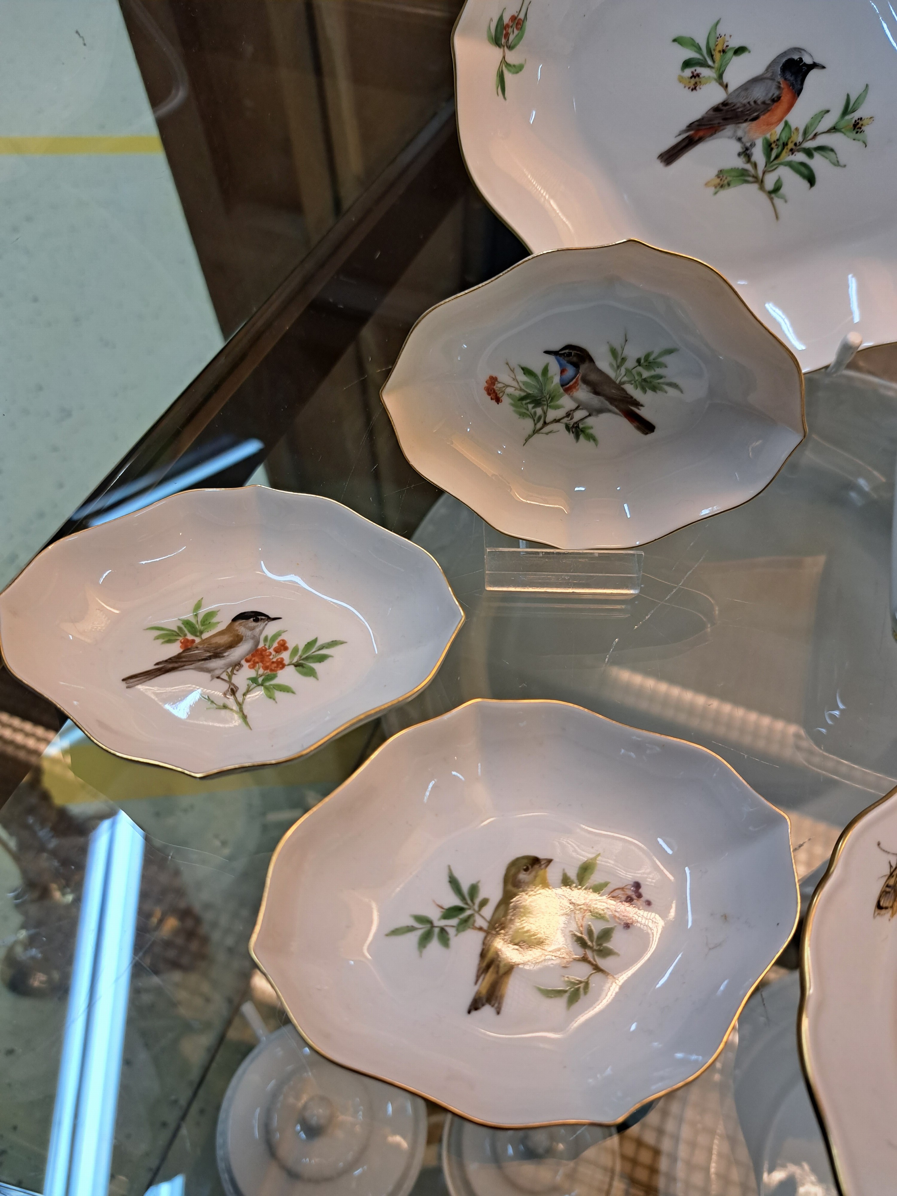 Detail b: Deckeldose, Tellerchen und fünf Schalen, Meissen, Vogelmalerei, 20. Jh., Porzellan, Goldränder, Dose: 6.5 x 12.5 x 8 cm, Vierpassschalen 2 x L. 18 ...