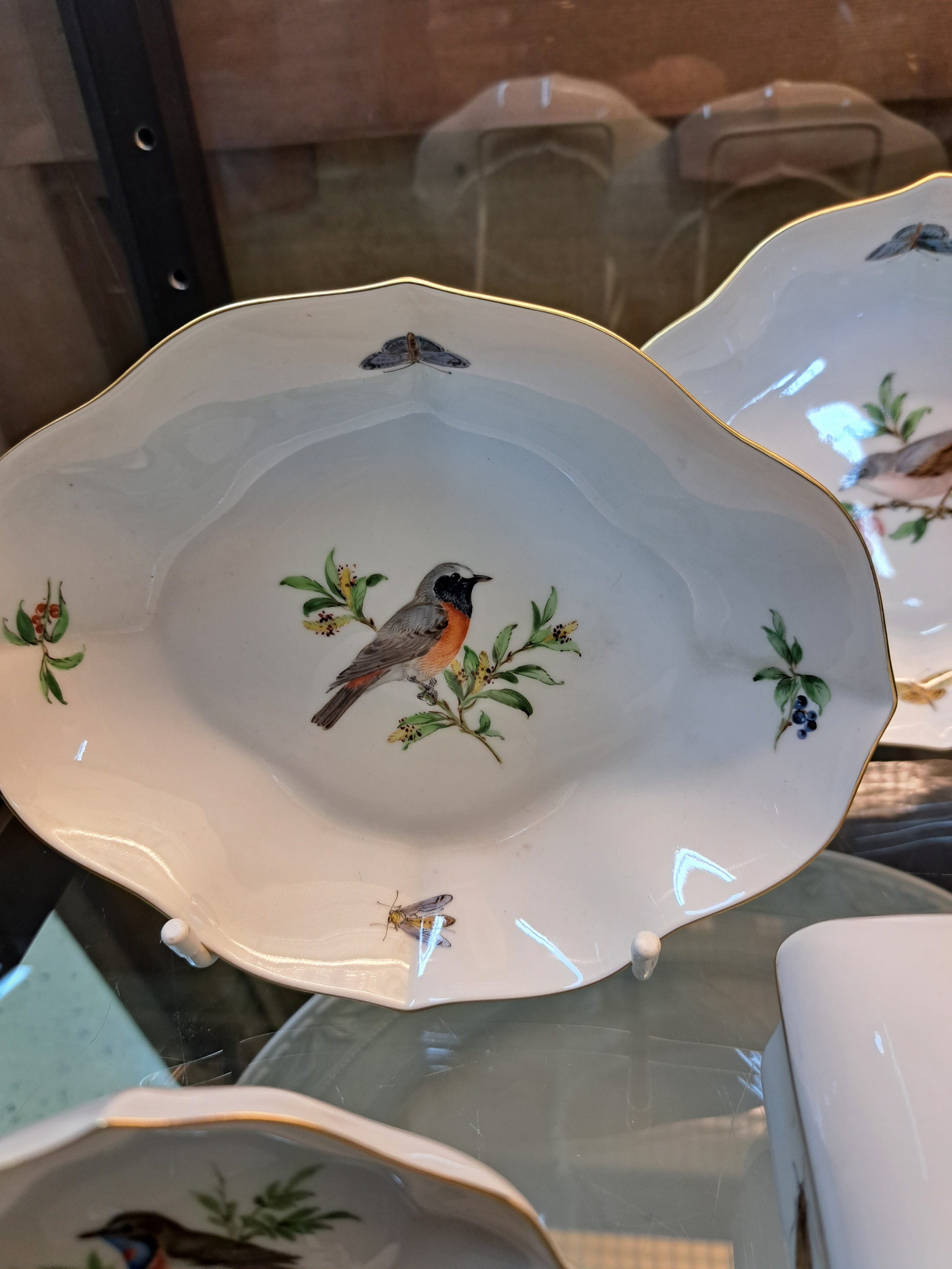 Detail c: Deckeldose, Tellerchen und fünf Schalen, Meissen, Vogelmalerei, 20. Jh., Porzellan, Goldränder, Dose: 6.5 x 12.5 x 8 cm, Vierpassschalen 2 x L. 18 ...