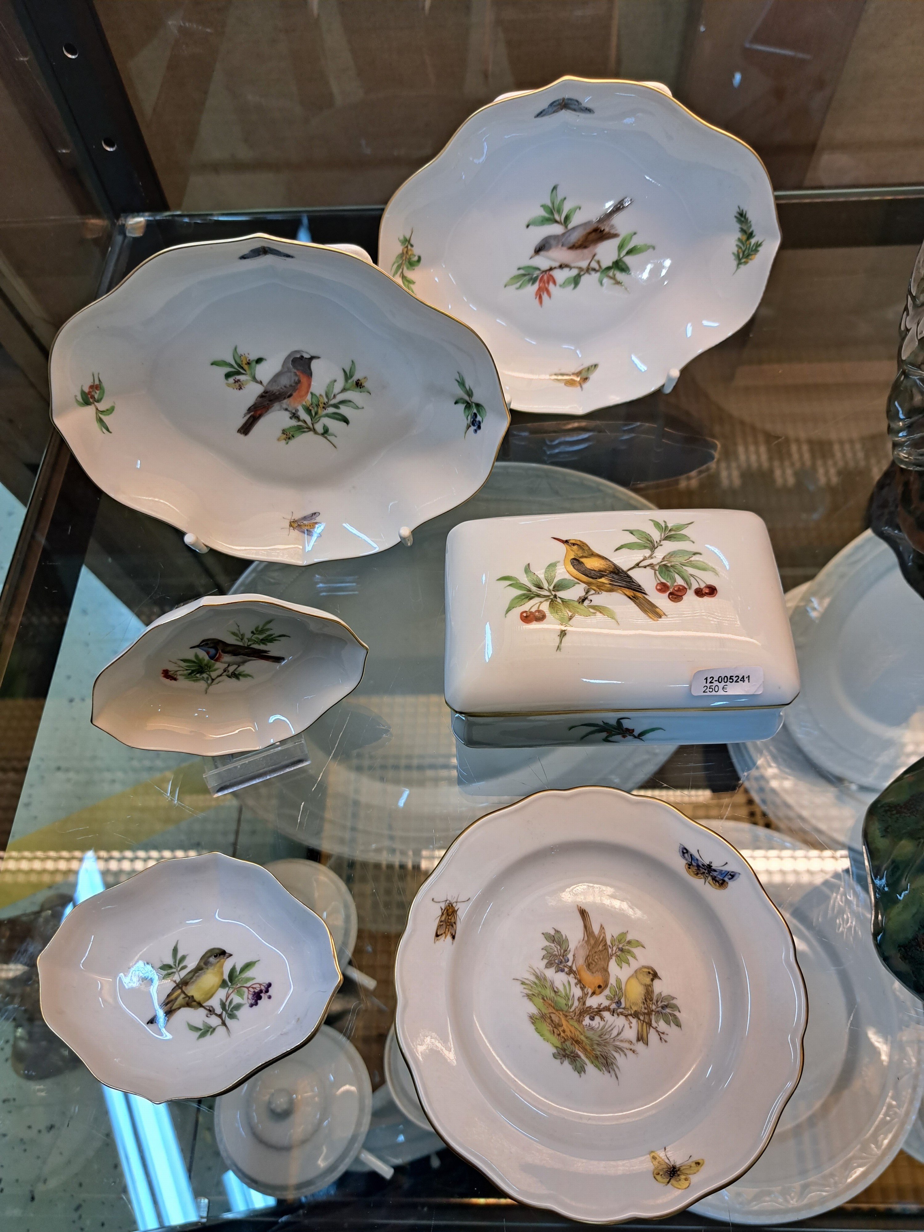 Detail d: Deckeldose, Tellerchen und fünf Schalen, Meissen, Vogelmalerei, 20. Jh., Porzellan, Goldränder, Dose: 6.5 x 12.5 x 8 cm, Vierpassschalen 2 x L. 18 ...