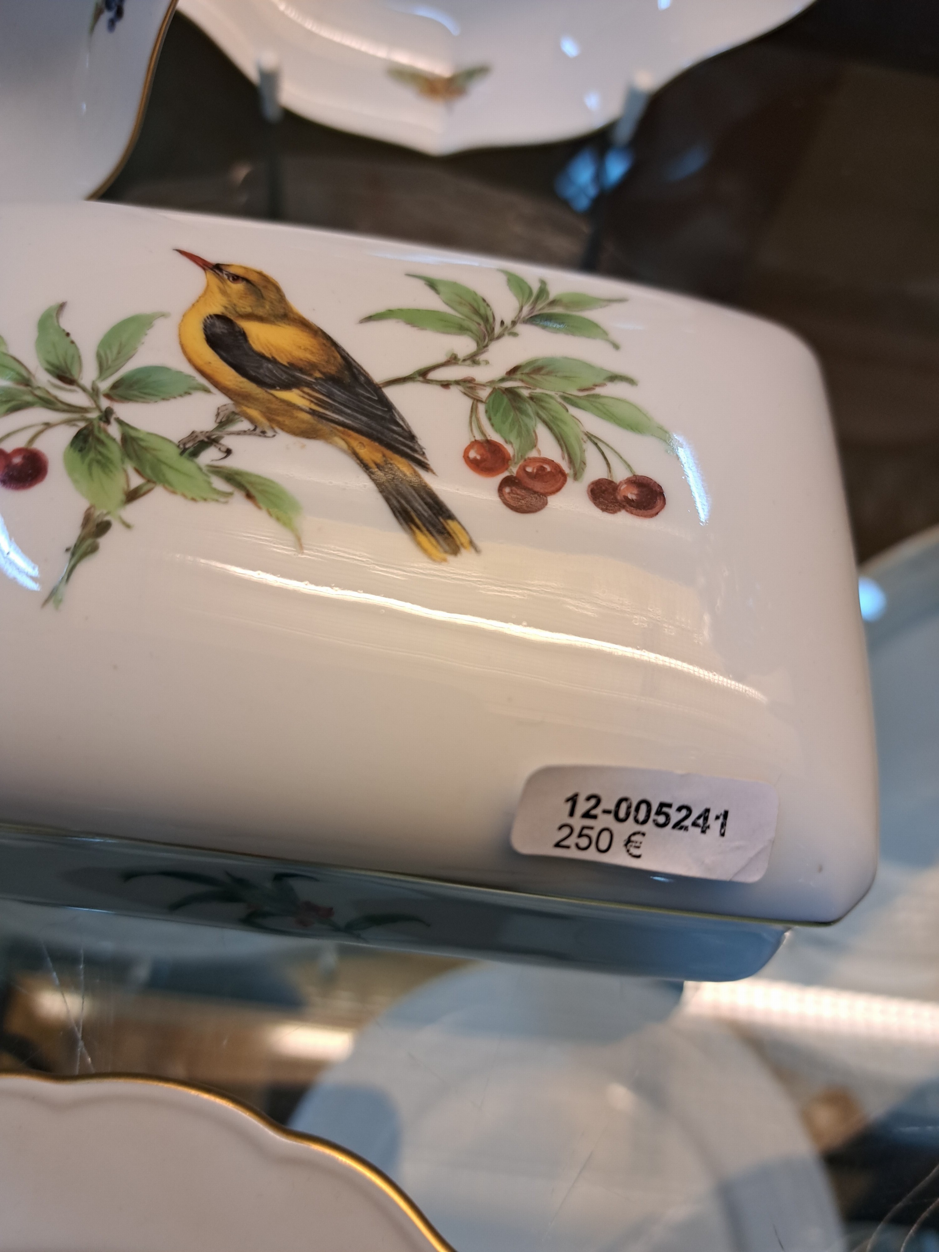 Detail e: Deckeldose, Tellerchen und fünf Schalen, Meissen, Vogelmalerei, 20. Jh., Porzellan, Goldränder, Dose: 6.5 x 12.5 x 8 cm, Vierpassschalen 2 x L. 18 ...