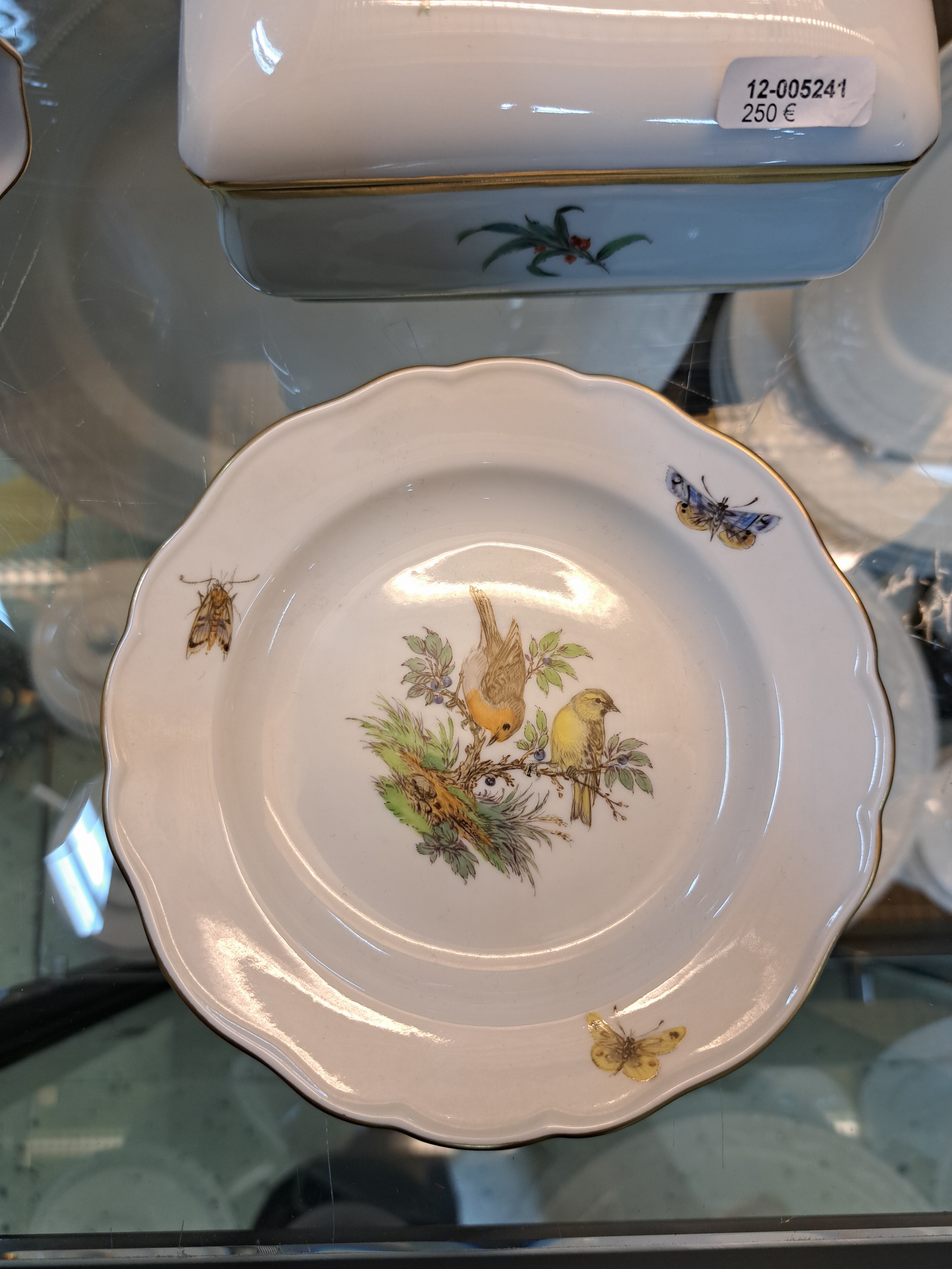Detail f: Deckeldose, Tellerchen und fünf Schalen, Meissen, Vogelmalerei, 20. Jh., Porzellan, Goldränder, Dose: 6.5 x 12.5 x 8 cm, Vierpassschalen 2 x L. 18 ...