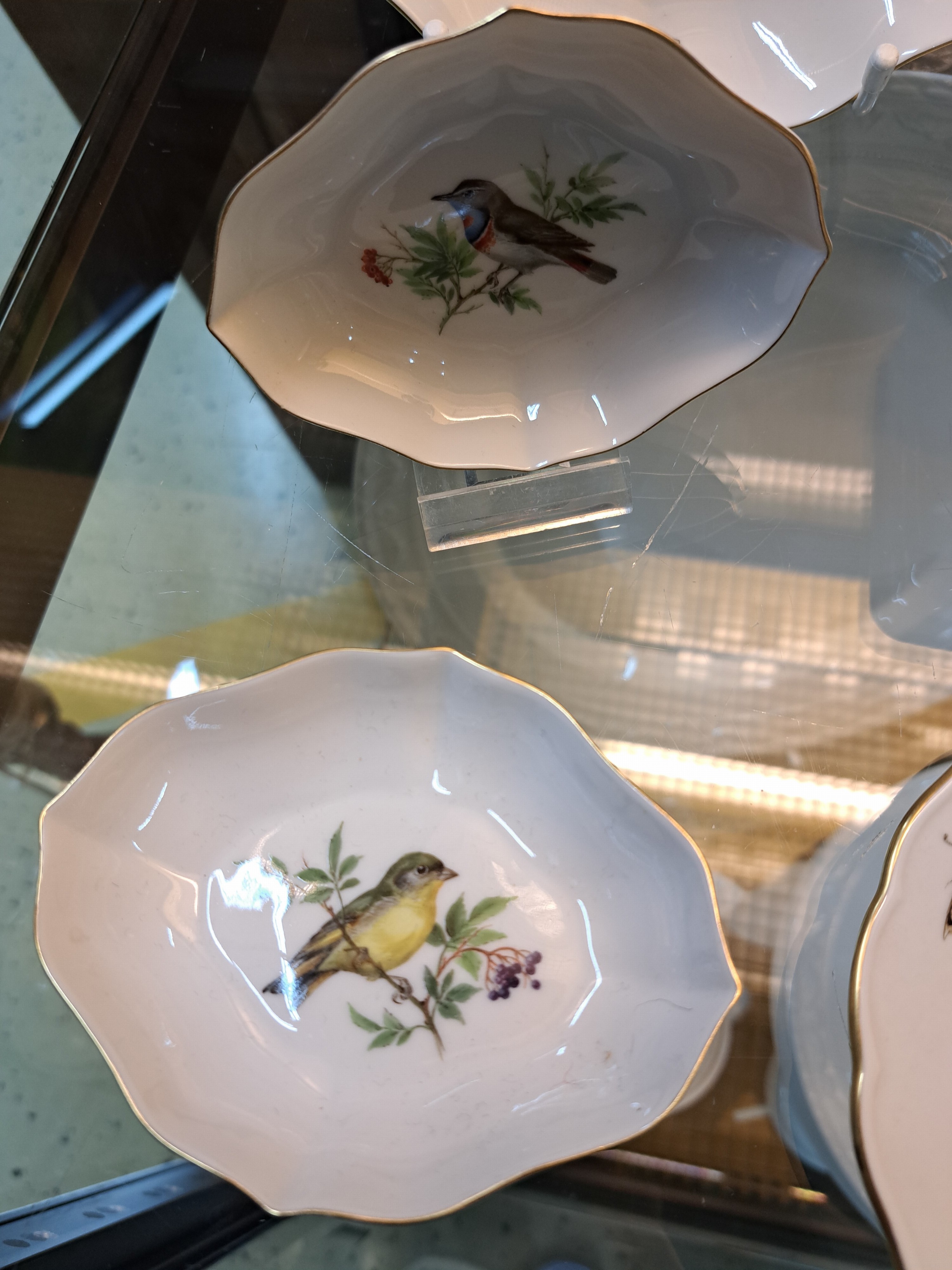 Detail h: Deckeldose, Tellerchen und fünf Schalen, Meissen, Vogelmalerei, 20. Jh., Porzellan, Goldränder, Dose: 6.5 x 12.5 x 8 cm, Vierpassschalen 2 x L. 18 ...
