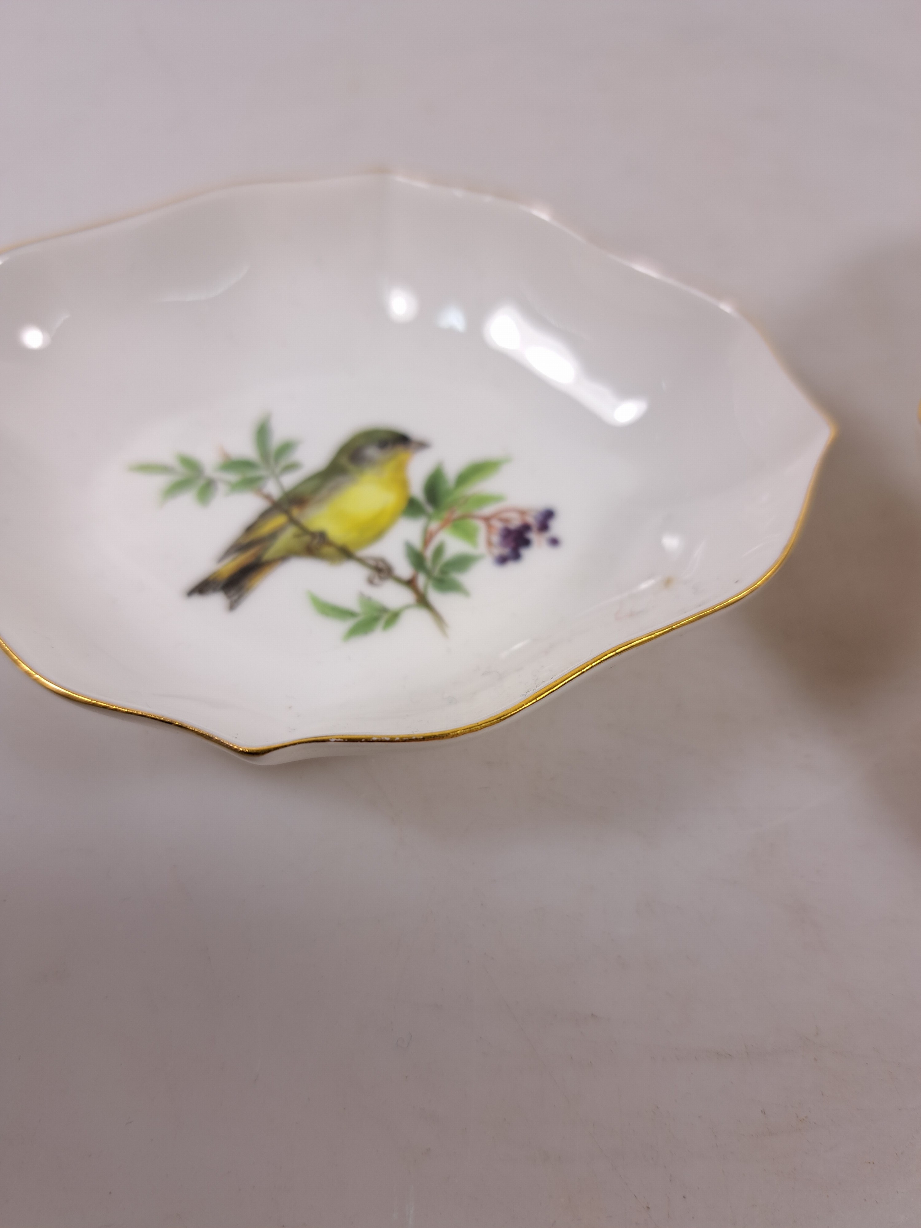 Detail j: Deckeldose, Tellerchen und fünf Schalen, Meissen, Vogelmalerei, 20. Jh., Porzellan, Goldränder, Dose: 6.5 x 12.5 x 8 cm, Vierpassschalen 2 x L. 18 ...
