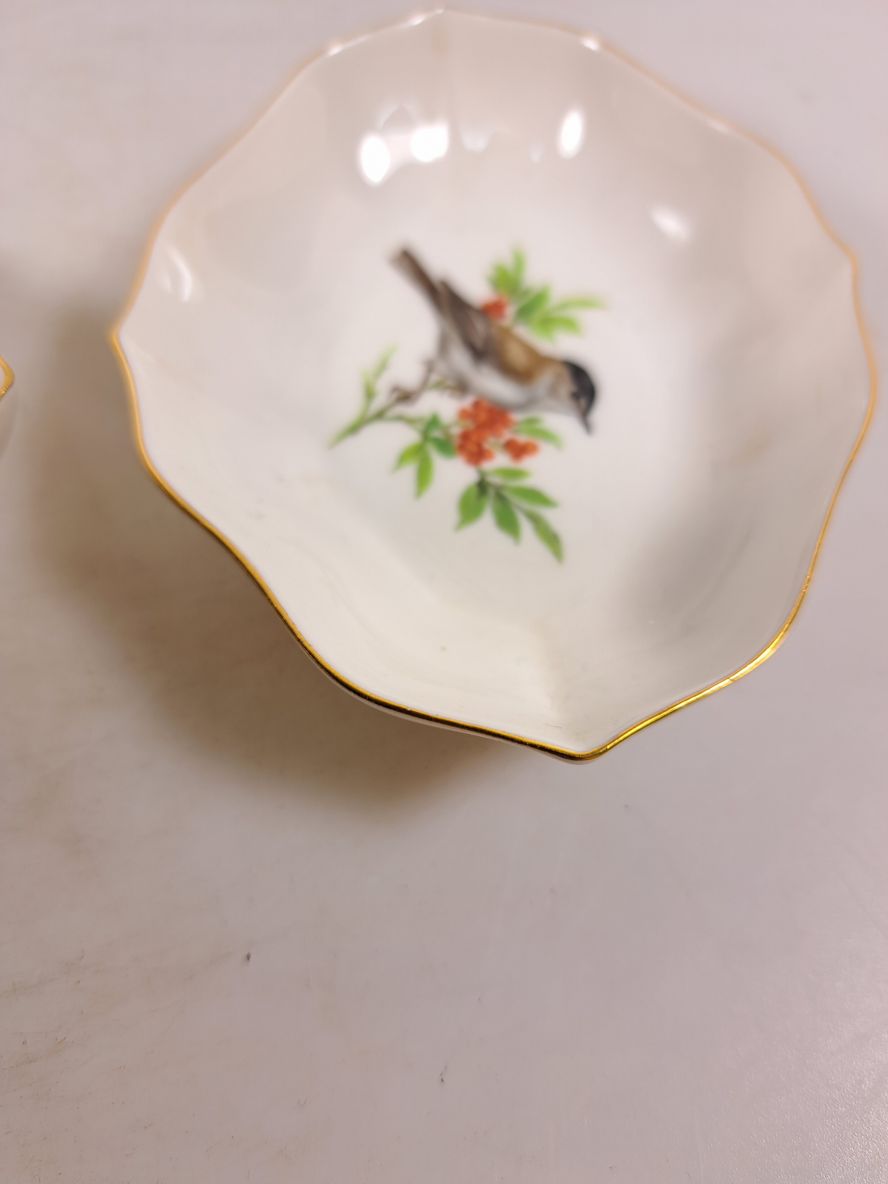 Detail k: Deckeldose, Tellerchen und fünf Schalen, Meissen, Vogelmalerei, 20. Jh., Porzellan, Goldränder, Dose: 6.5 x 12.5 x 8 cm, Vierpassschalen 2 x L. 18 ...