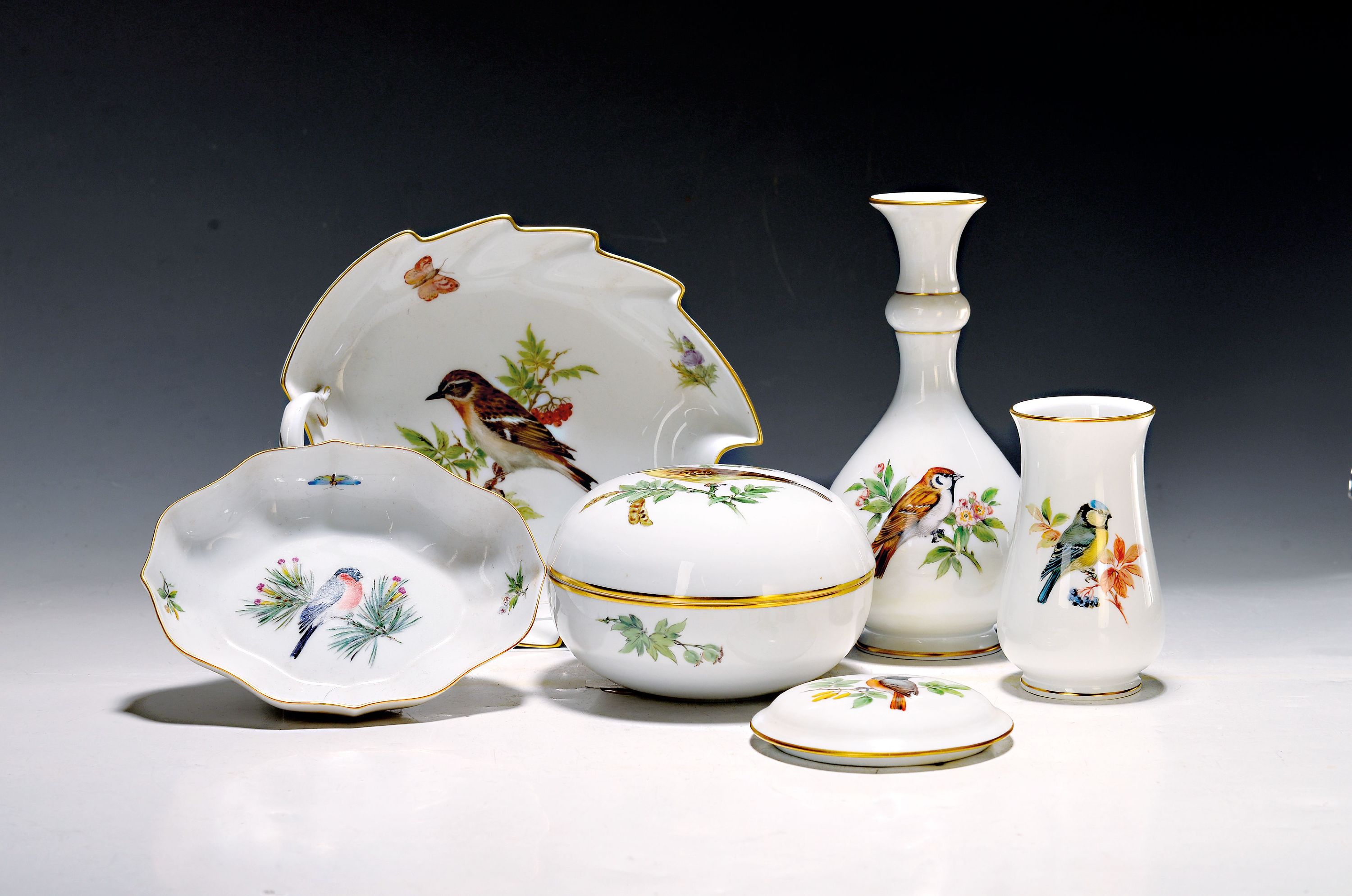 Lot aus fünf Teilen, Meissen, Vogeldekor, Blattschale, L. 18 cm, große Deckeldose D. 12 .5 cm, Vierpass-Schale L. 15 cm, 2 Vasen H. 18.5/11 cm, ...