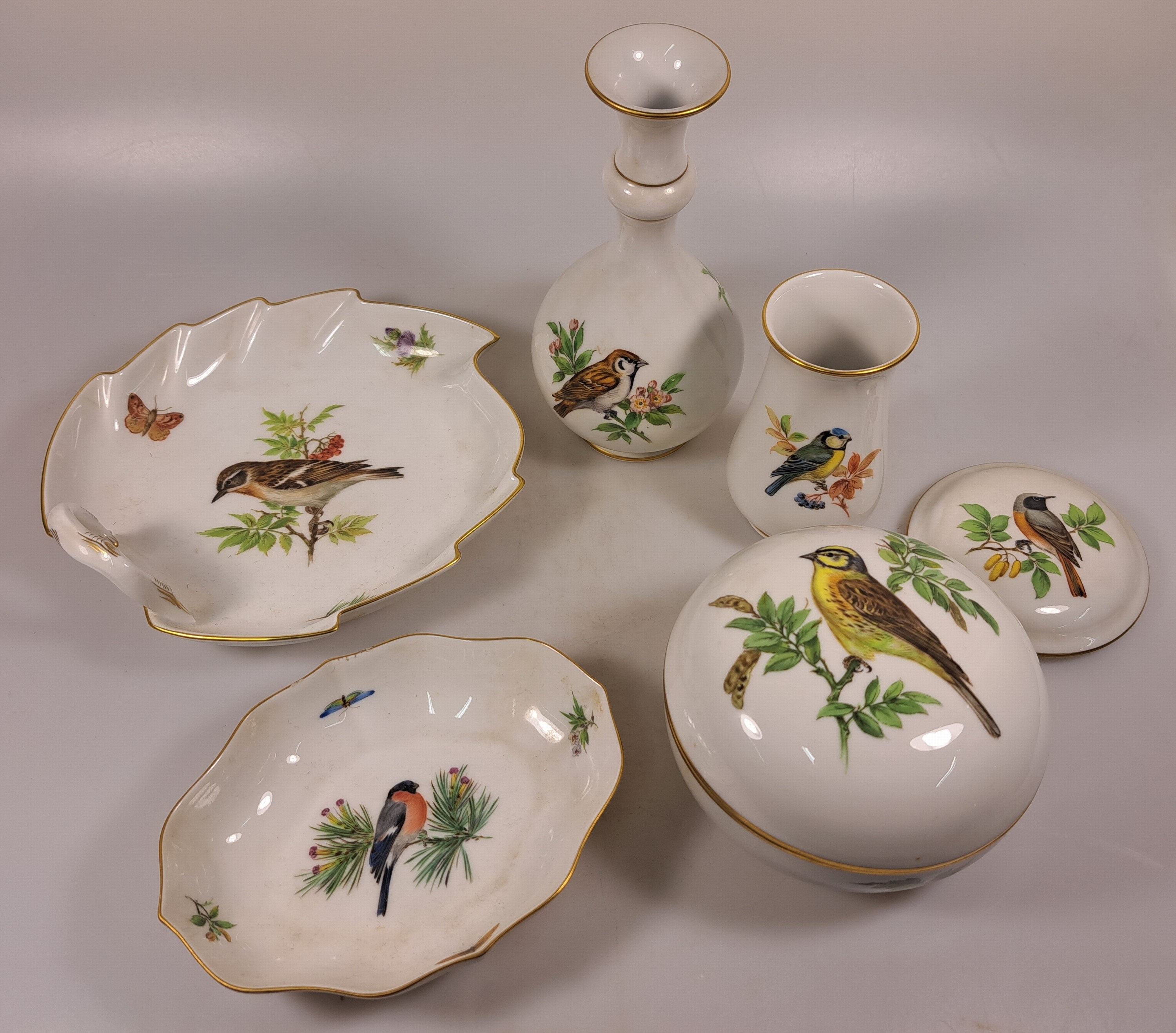 Detail a: Lot aus fünf Teilen, Meissen, Vogeldekor, Blattschale, L. 18 cm, große Deckeldose D. 12 .5 cm, Vierpass-Schale L. 15 cm, 2 Vasen H. 18.5/11 cm, ...