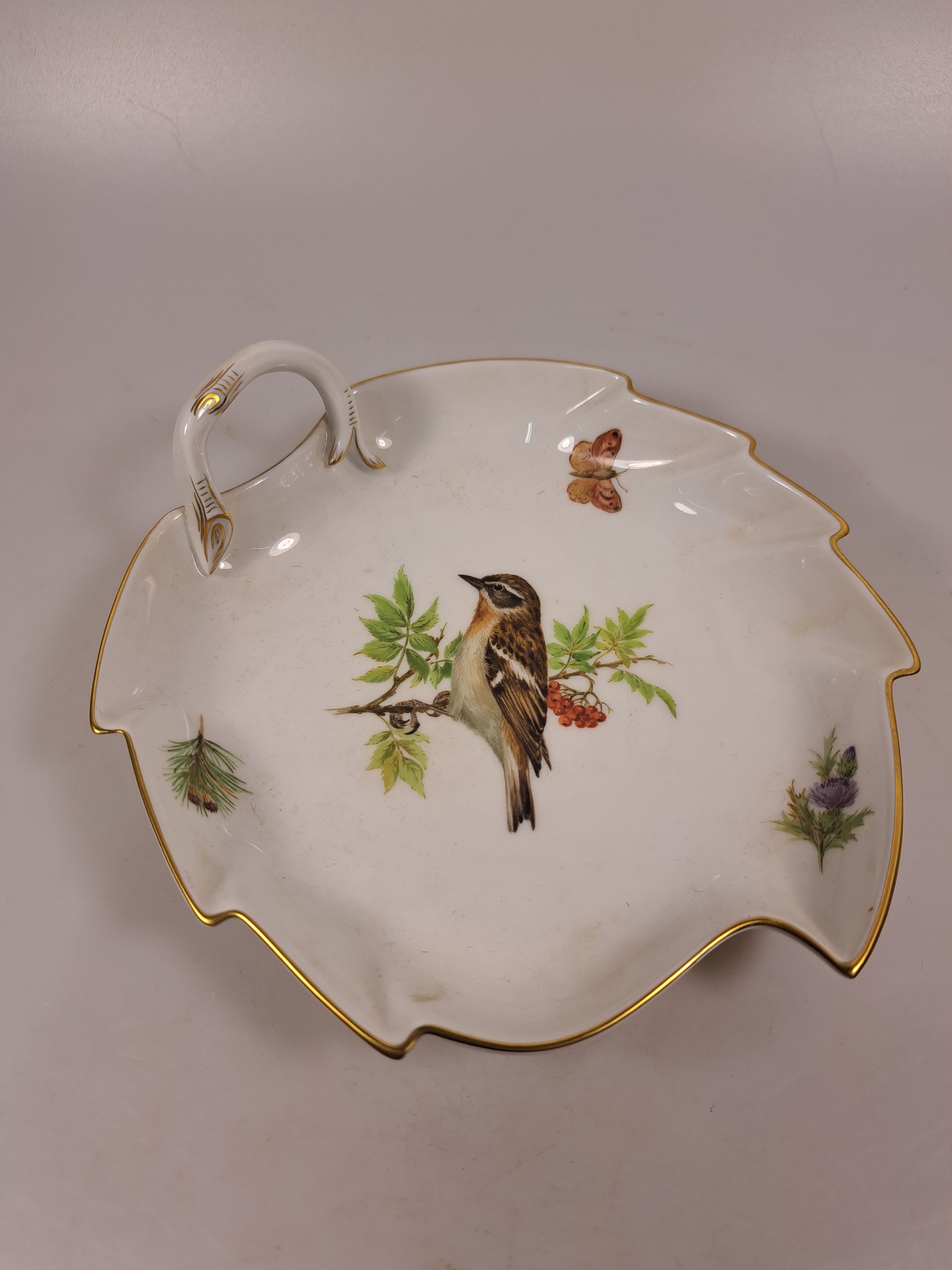 Detail b: Lot aus fünf Teilen, Meissen, Vogeldekor, Blattschale, L. 18 cm, große Deckeldose D. 12 .5 cm, Vierpass-Schale L. 15 cm, 2 Vasen H. 18.5/11 cm, ...