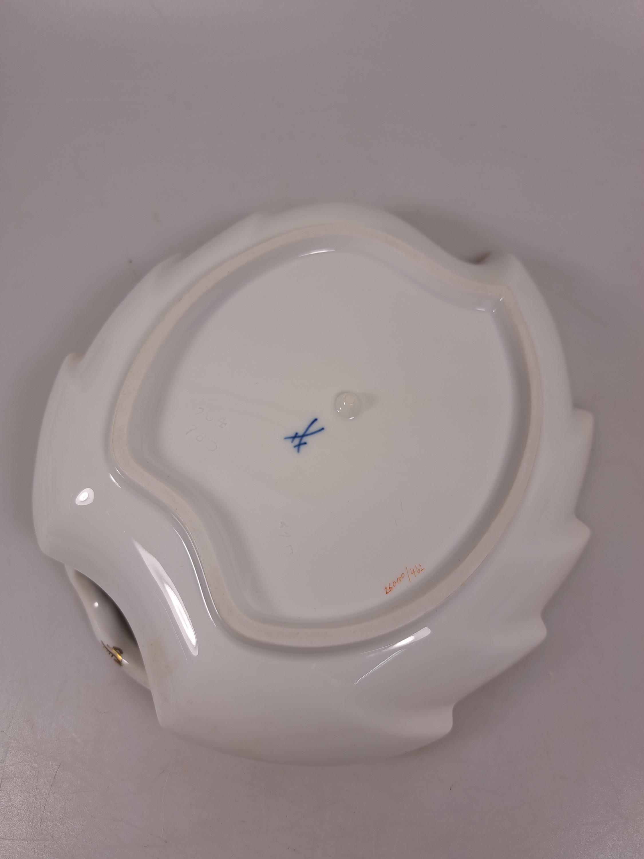 Detail c: Lot aus fünf Teilen, Meissen, Vogeldekor, Blattschale, L. 18 cm, große Deckeldose D. 12 .5 cm, Vierpass-Schale L. 15 cm, 2 Vasen H. 18.5/11 cm, ...