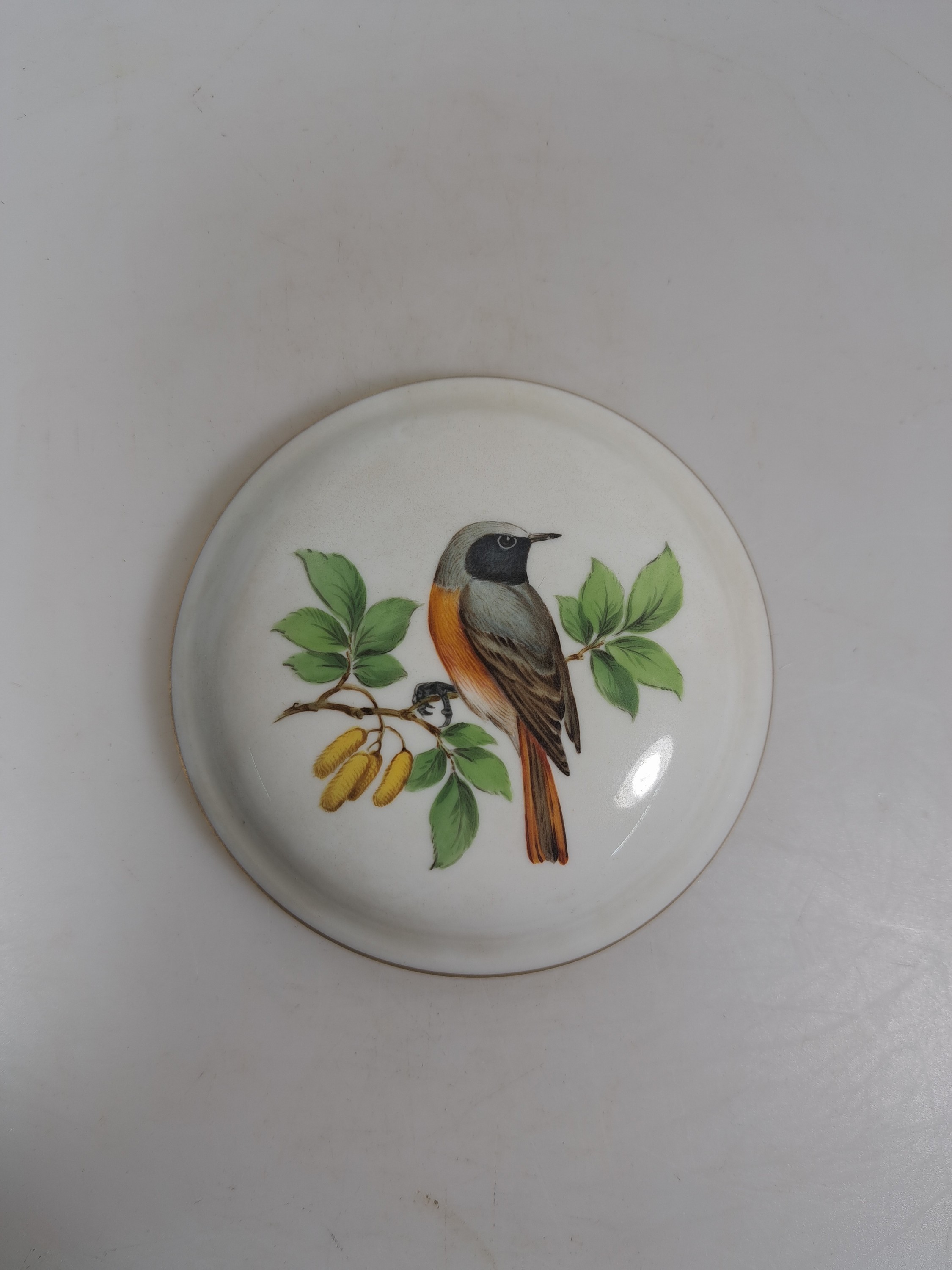 Detail d: Lot aus fünf Teilen, Meissen, Vogeldekor, Blattschale, L. 18 cm, große Deckeldose D. 12 .5 cm, Vierpass-Schale L. 15 cm, 2 Vasen H. 18.5/11 cm, ...