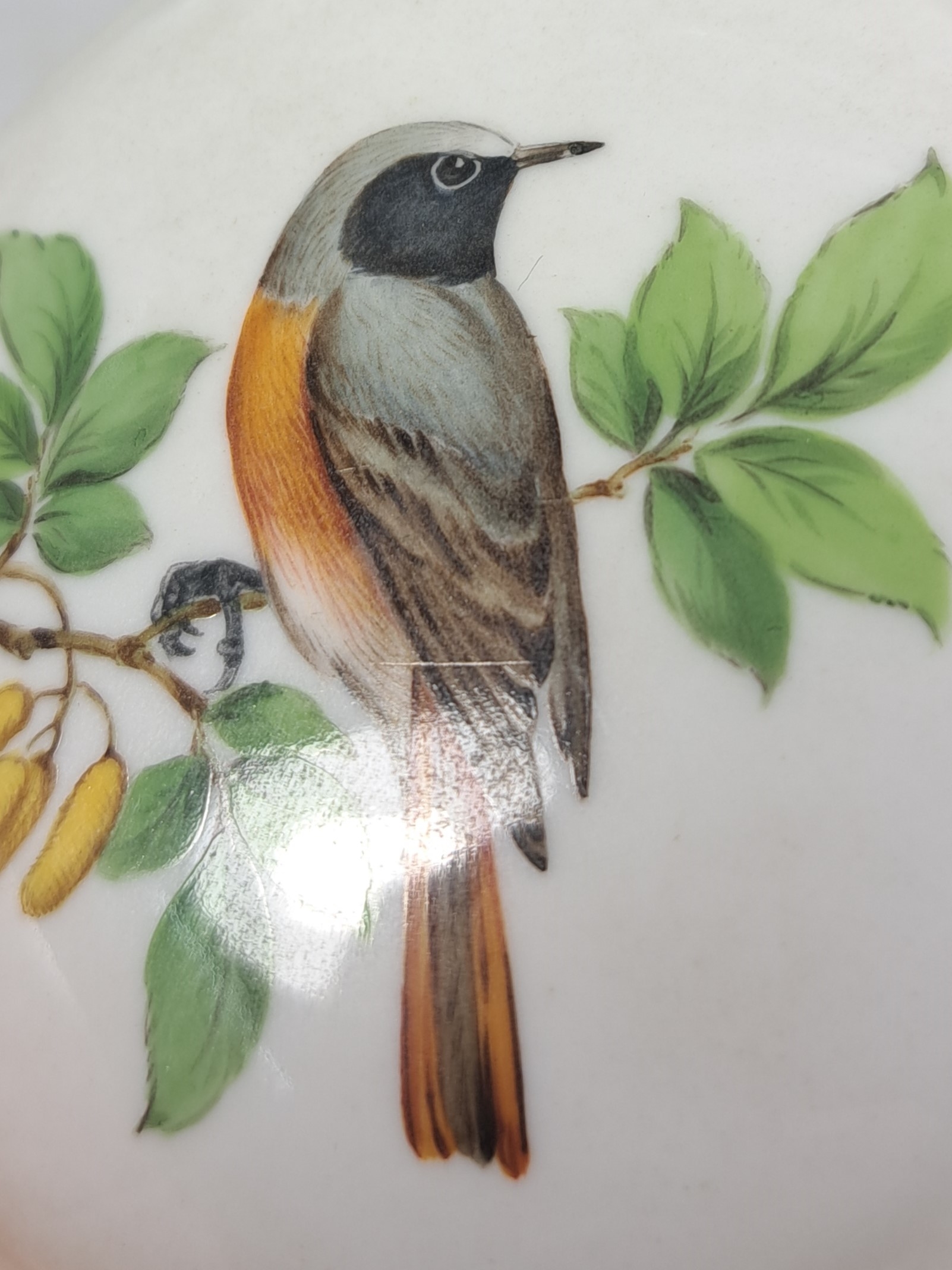 Detail e: Lot aus fünf Teilen, Meissen, Vogeldekor, Blattschale, L. 18 cm, große Deckeldose D. 12 .5 cm, Vierpass-Schale L. 15 cm, 2 Vasen H. 18.5/11 cm, ...