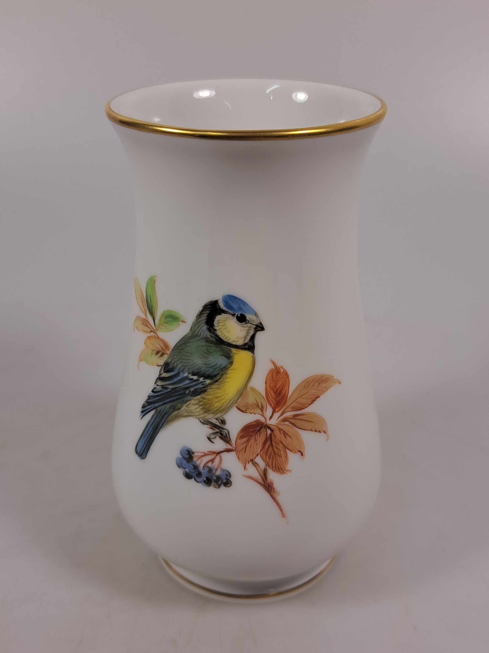 Detail f: Lot aus fünf Teilen, Meissen, Vogeldekor, Blattschale, L. 18 cm, große Deckeldose D. 12 .5 cm, Vierpass-Schale L. 15 cm, 2 Vasen H. 18.5/11 cm, ...