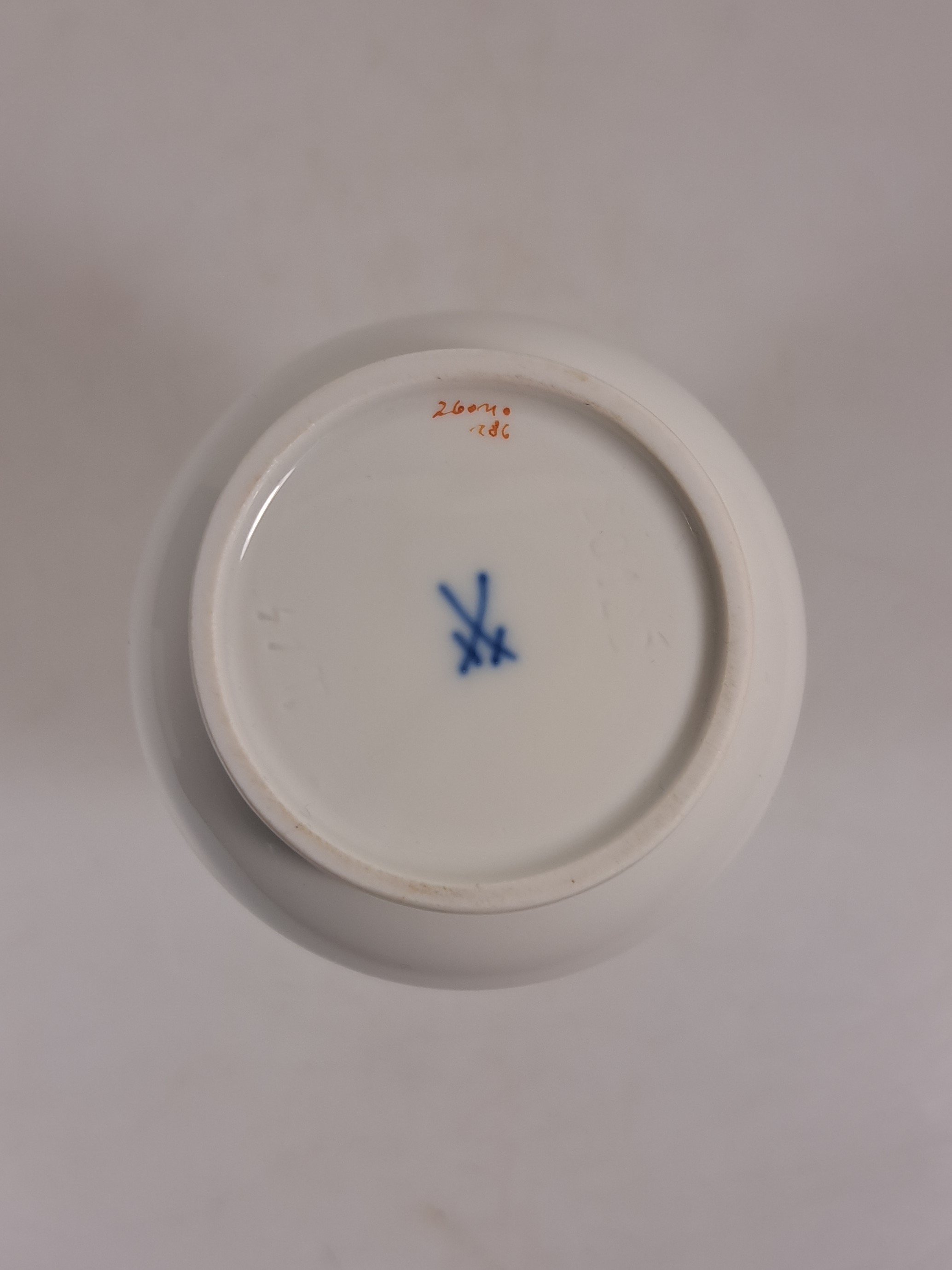 Detail g: Lot aus fünf Teilen, Meissen, Vogeldekor, Blattschale, L. 18 cm, große Deckeldose D. 12 .5 cm, Vierpass-Schale L. 15 cm, 2 Vasen H. 18.5/11 cm, ...