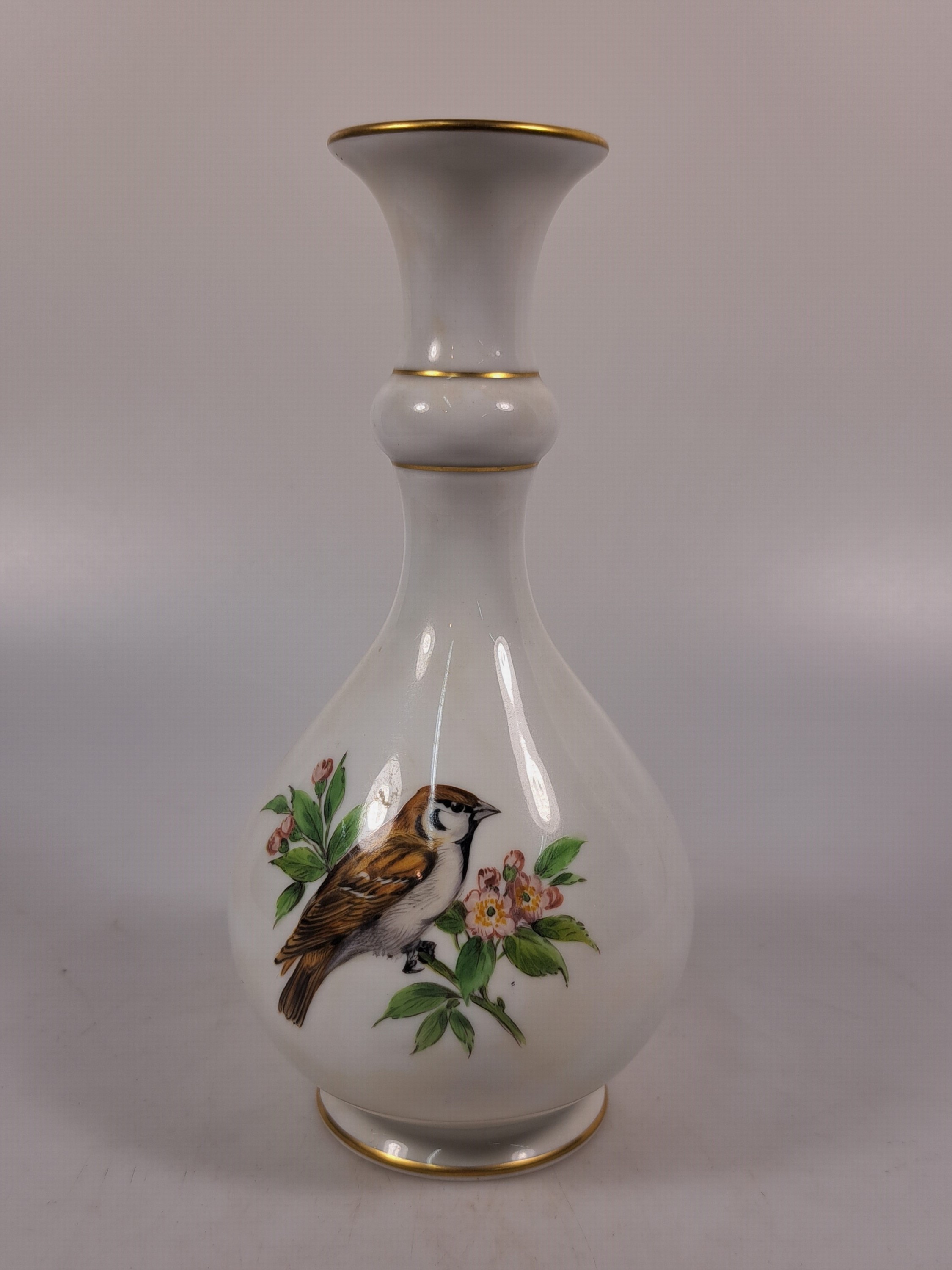 Detail h: Lot aus fünf Teilen, Meissen, Vogeldekor, Blattschale, L. 18 cm, große Deckeldose D. 12 .5 cm, Vierpass-Schale L. 15 cm, 2 Vasen H. 18.5/11 cm, ...