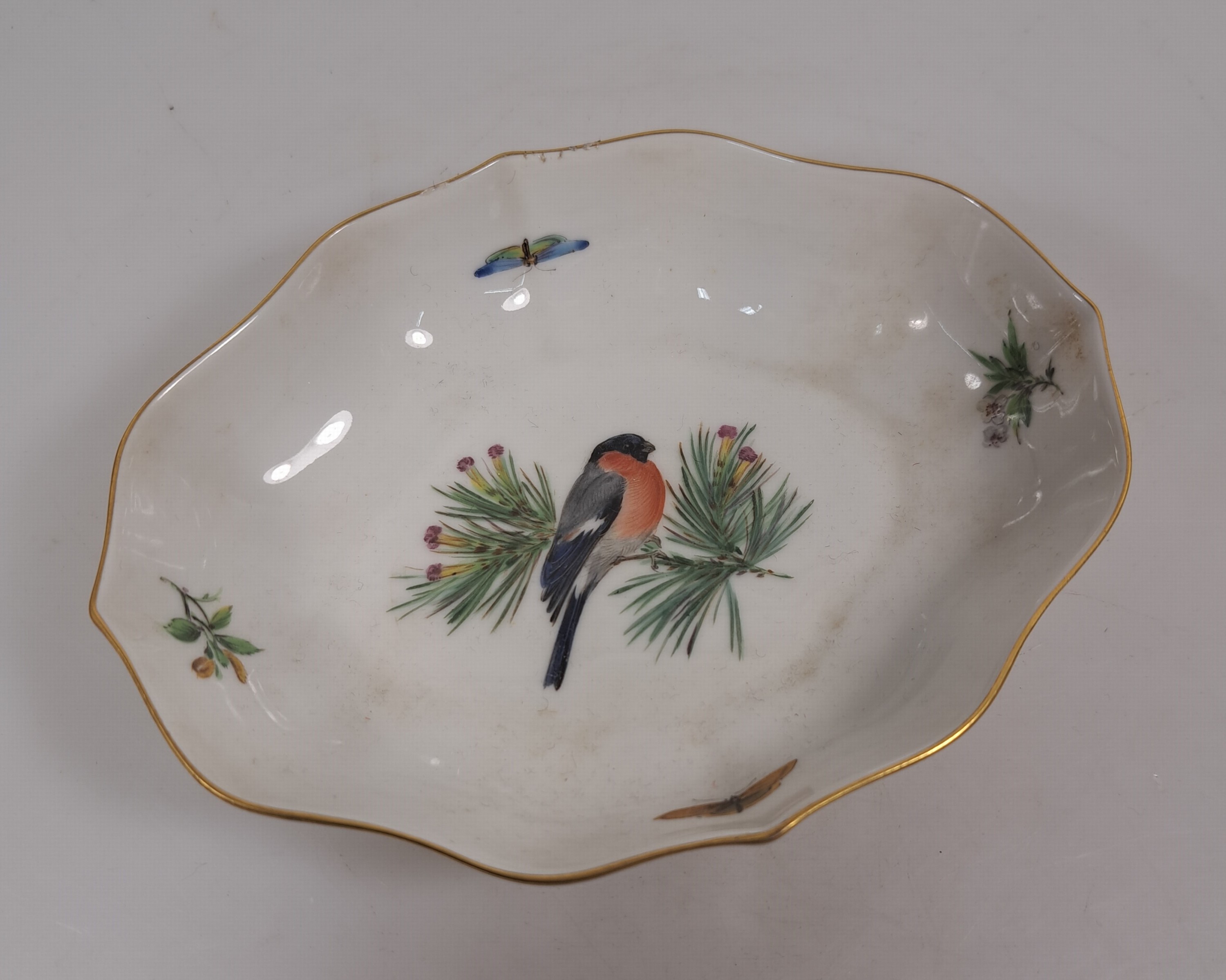 Detail i: Lot aus fünf Teilen, Meissen, Vogeldekor, Blattschale, L. 18 cm, große Deckeldose D. 12 .5 cm, Vierpass-Schale L. 15 cm, 2 Vasen H. 18.5/11 cm, ...