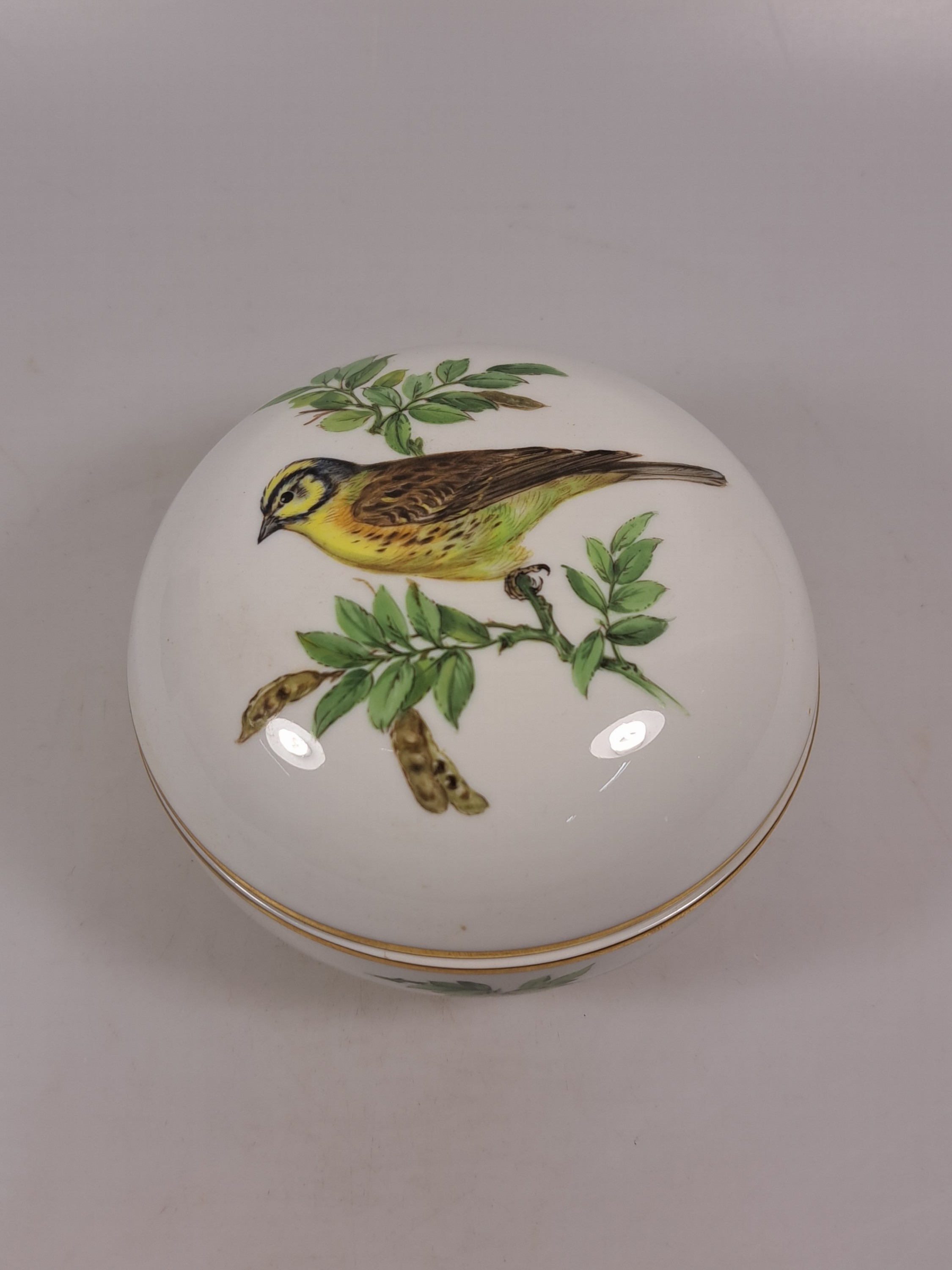 Detail k: Lot aus fünf Teilen, Meissen, Vogeldekor, Blattschale, L. 18 cm, große Deckeldose D. 12 .5 cm, Vierpass-Schale L. 15 cm, 2 Vasen H. 18.5/11 cm, ...