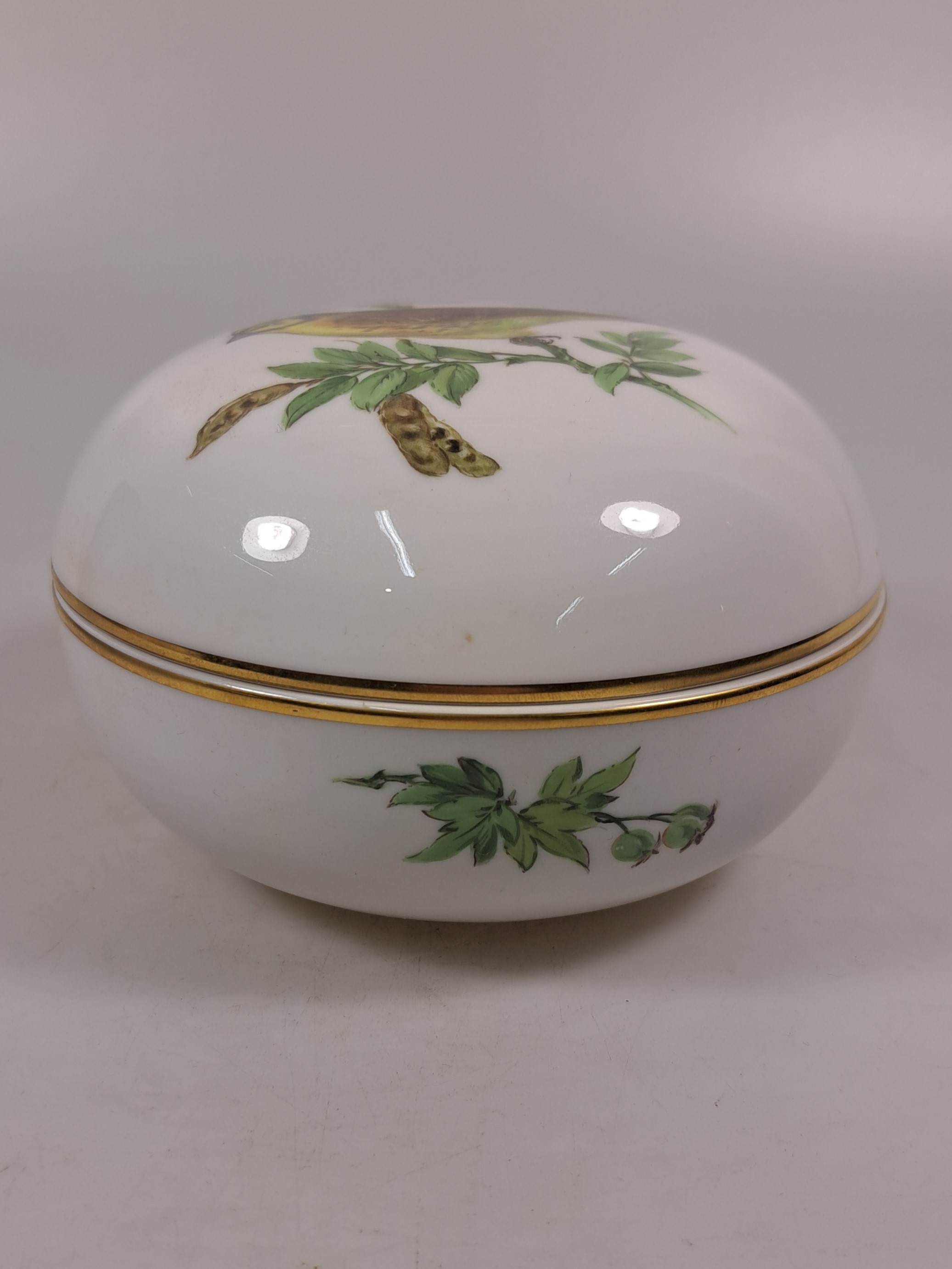 Detail l: Lot aus fünf Teilen, Meissen, Vogeldekor, Blattschale, L. 18 cm, große Deckeldose D. 12 .5 cm, Vierpass-Schale L. 15 cm, 2 Vasen H. 18.5/11 cm, ...