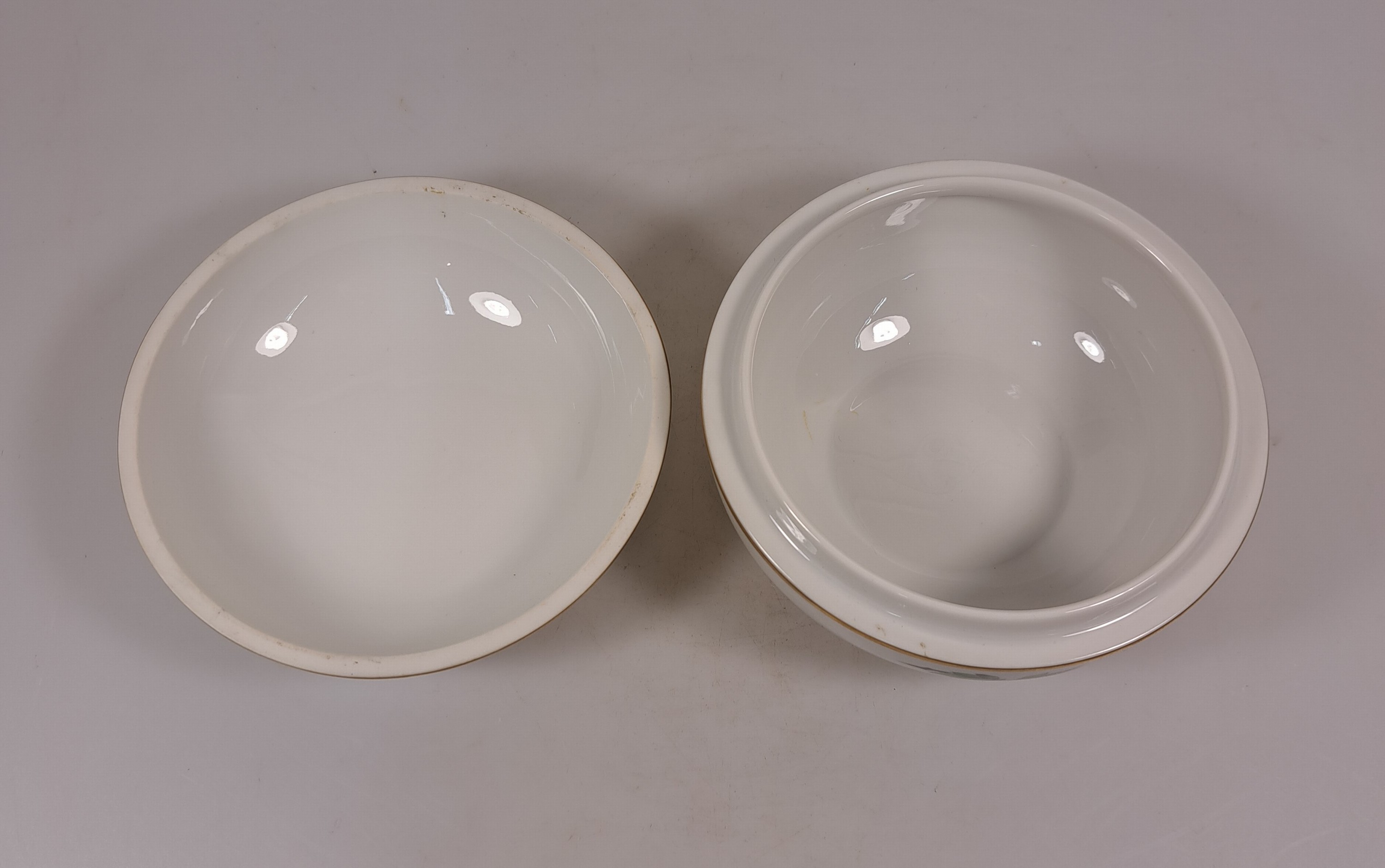Detail m: Lot aus fünf Teilen, Meissen, Vogeldekor, Blattschale, L. 18 cm, große Deckeldose D. 12 .5 cm, Vierpass-Schale L. 15 cm, 2 Vasen H. 18.5/11 cm, ...