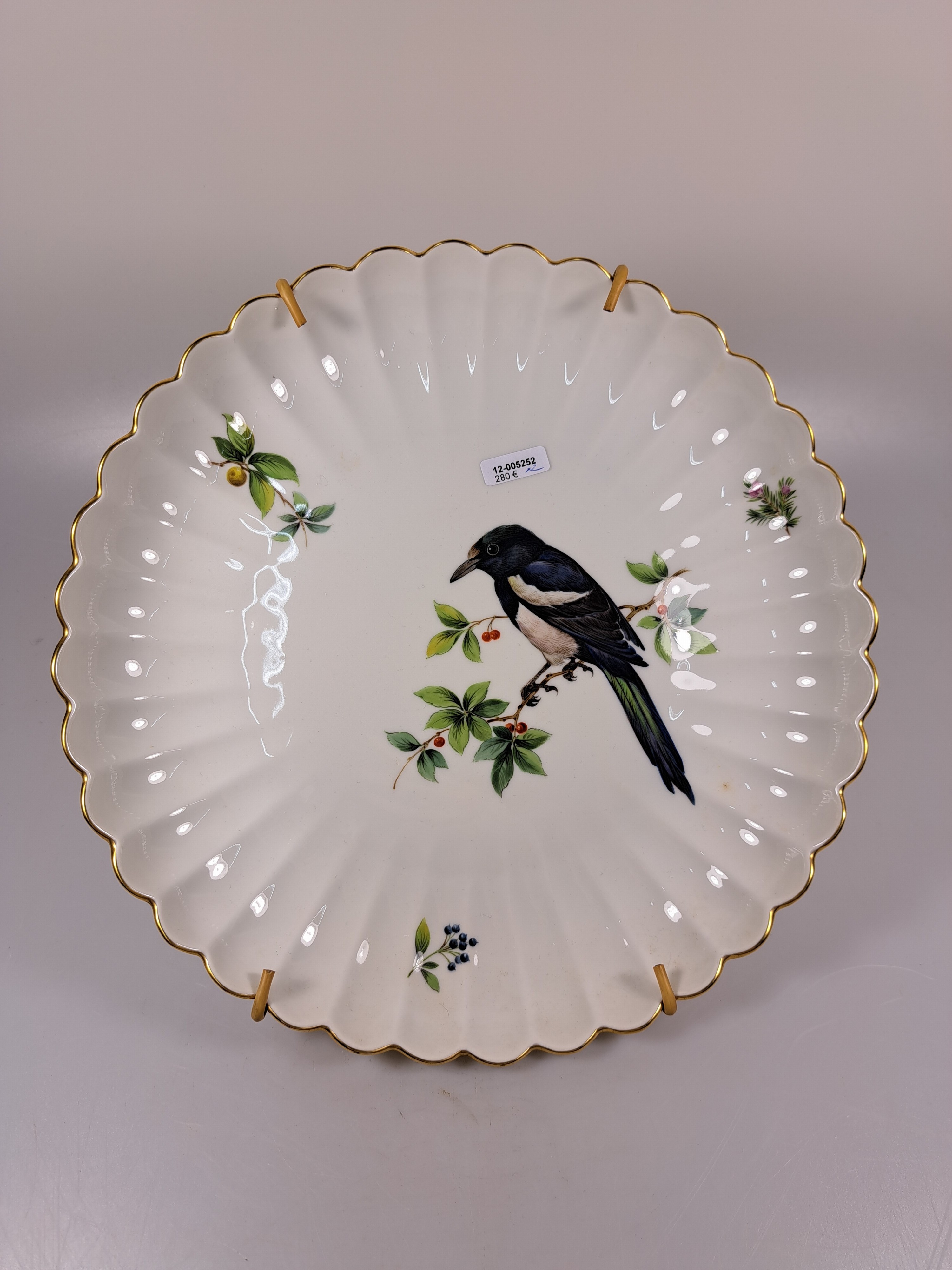 Detail a: Zwei große Fächerschalen, Meissen, 20. Jh., Vogelmalerei, D. ca. 28 cm, Goldrand