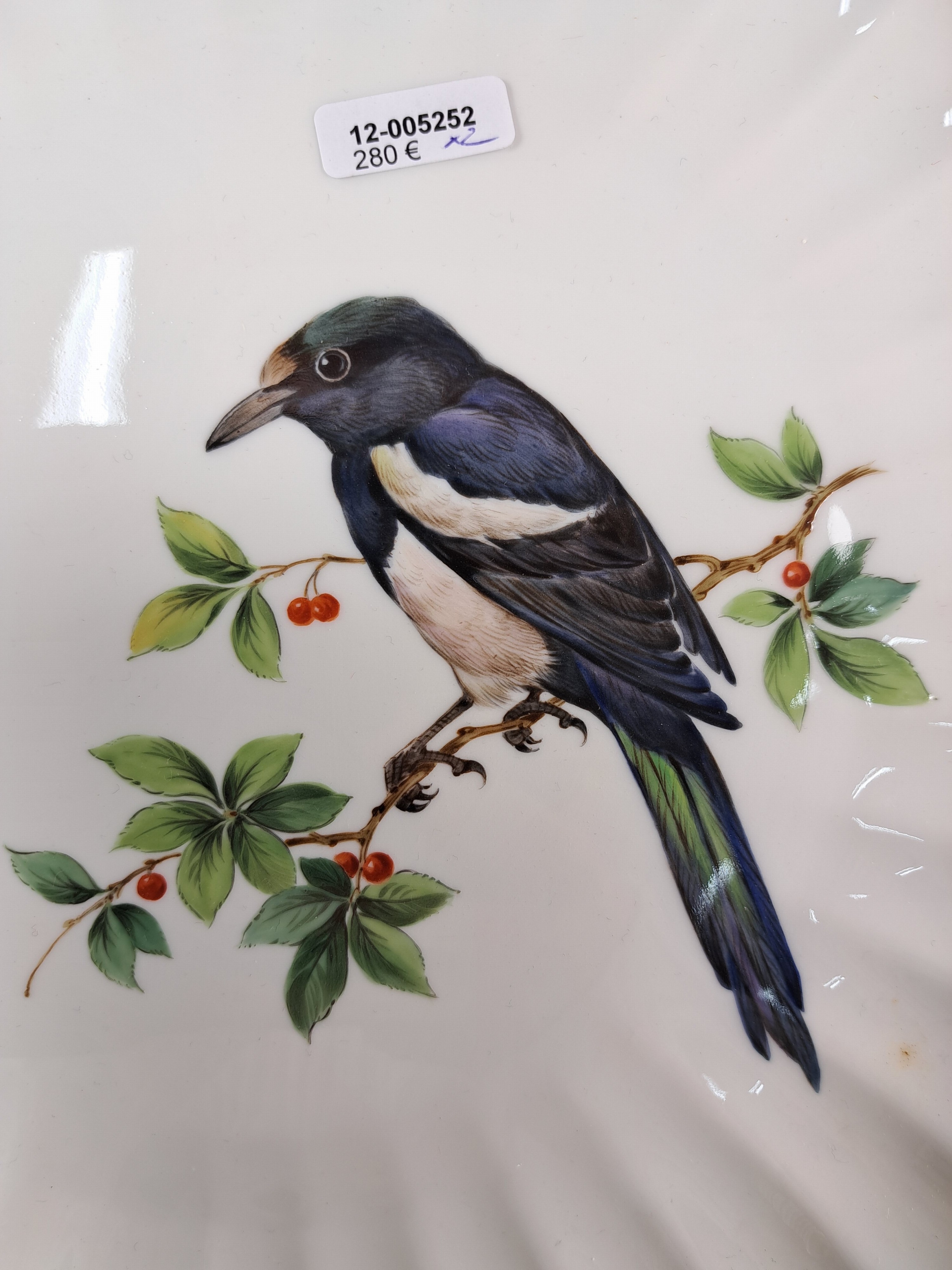 Detail b: Zwei große Fächerschalen, Meissen, 20. Jh., Vogelmalerei, D. ca. 28 cm, Goldrand