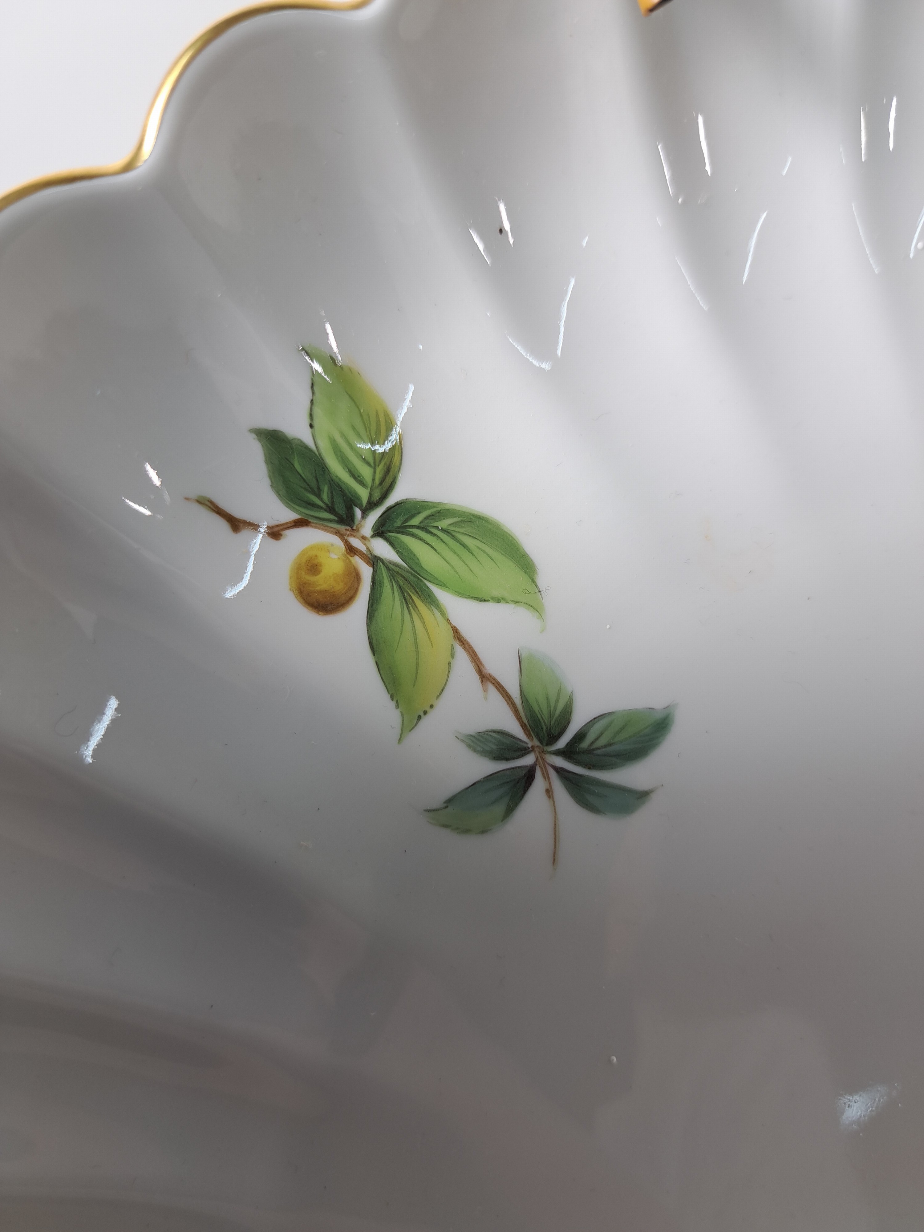 Detail c: Zwei große Fächerschalen, Meissen, 20. Jh., Vogelmalerei, D. ca. 28 cm, Goldrand