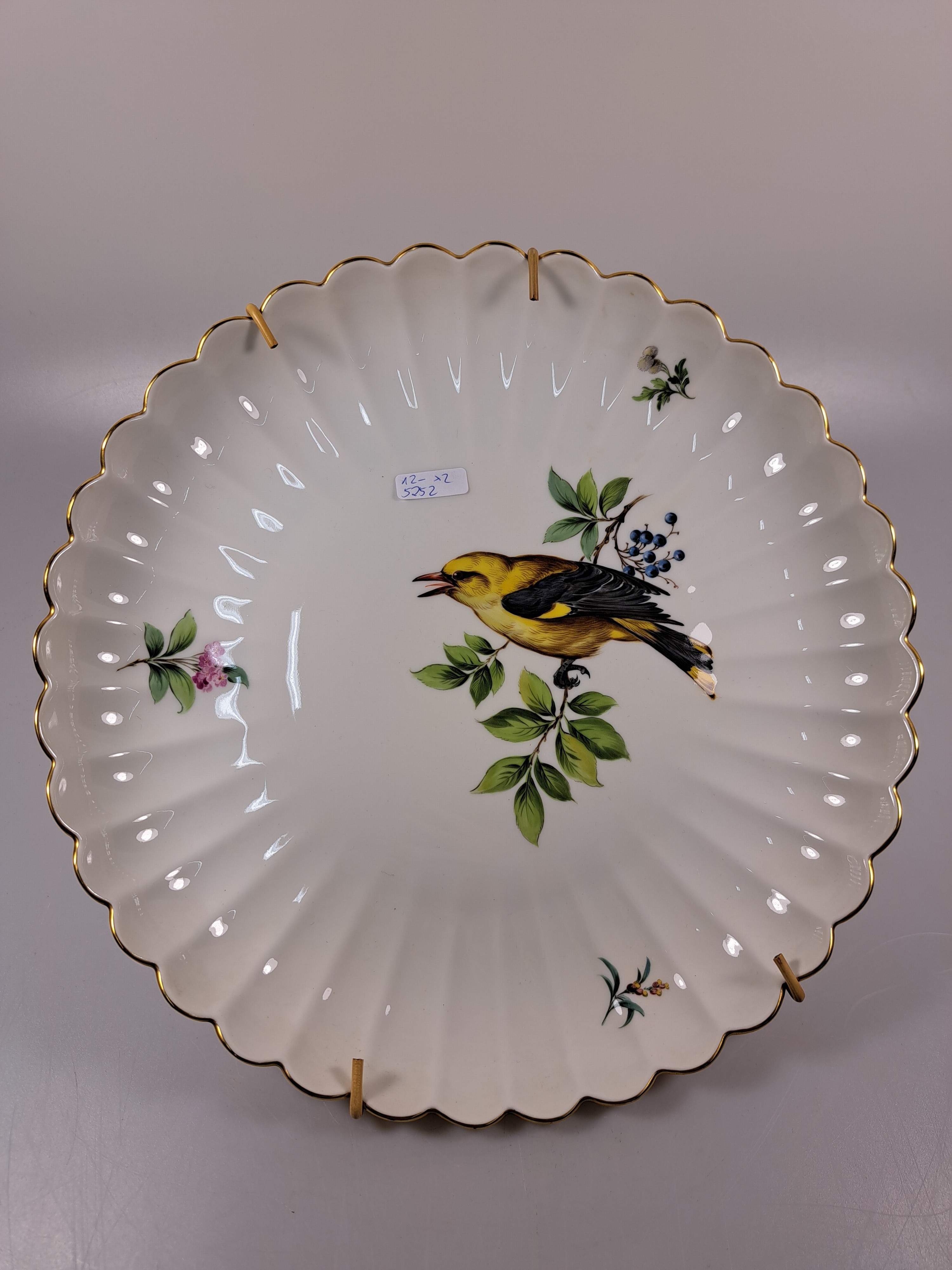 Detail f: Zwei große Fächerschalen, Meissen, 20. Jh., Vogelmalerei, D. ca. 28 cm, Goldrand