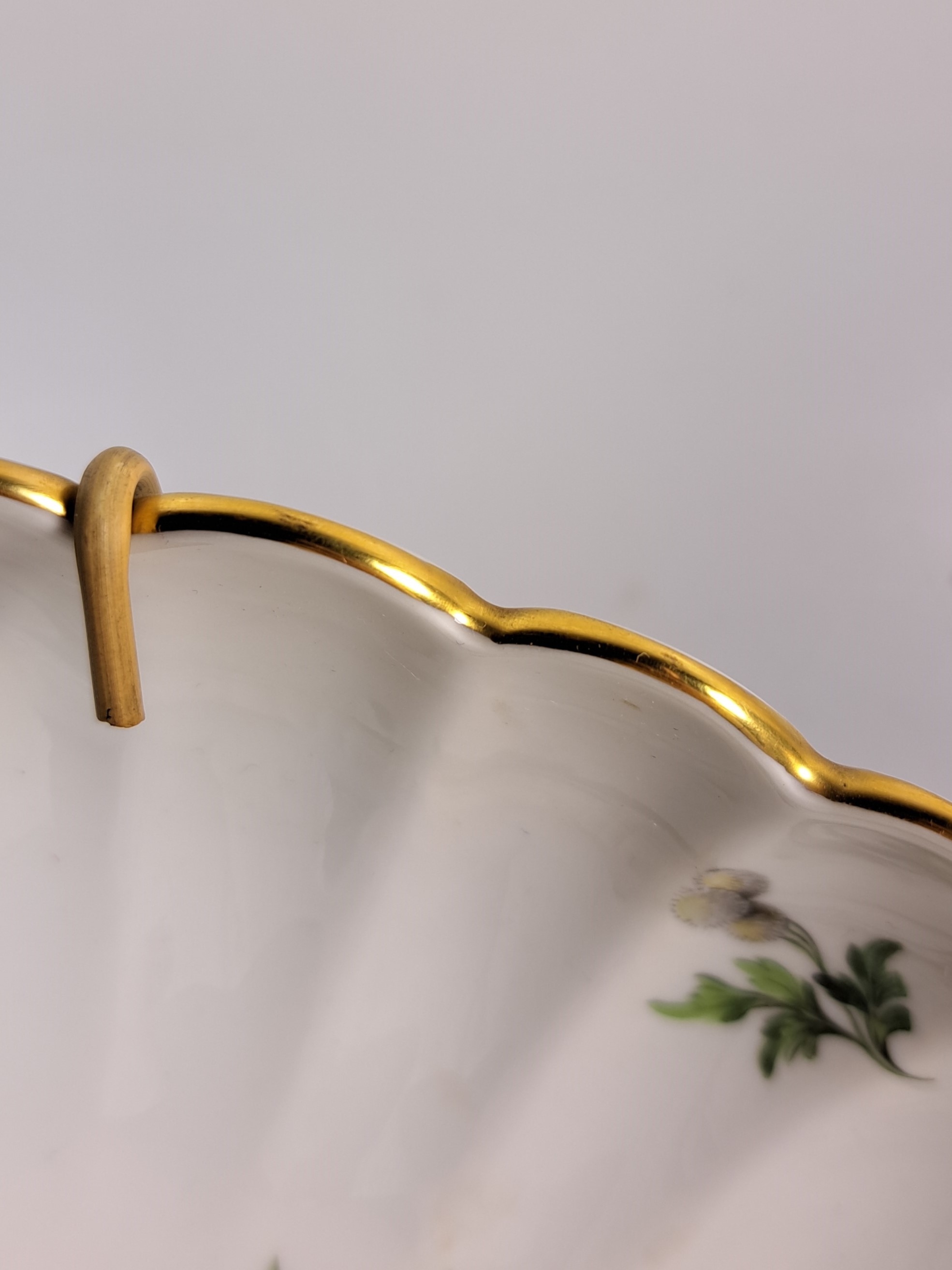 Detail i: Zwei große Fächerschalen, Meissen, 20. Jh., Vogelmalerei, D. ca. 28 cm, Goldrand