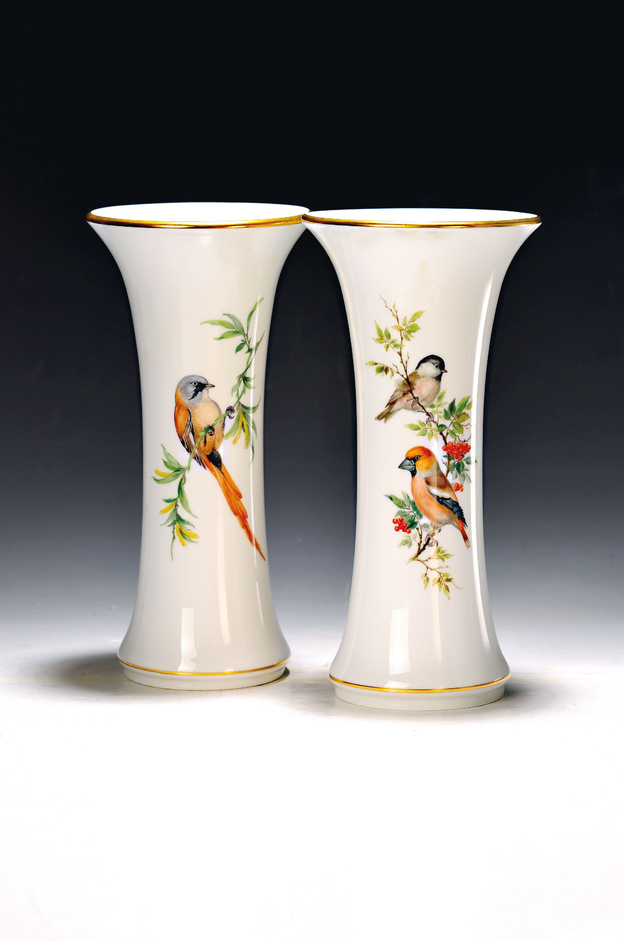 Image 27021442 - Paar Vasen, Meissen, 20. Jh., Porzellan, Vogelmalerei, Goldstaffage, H. 25.5 cm