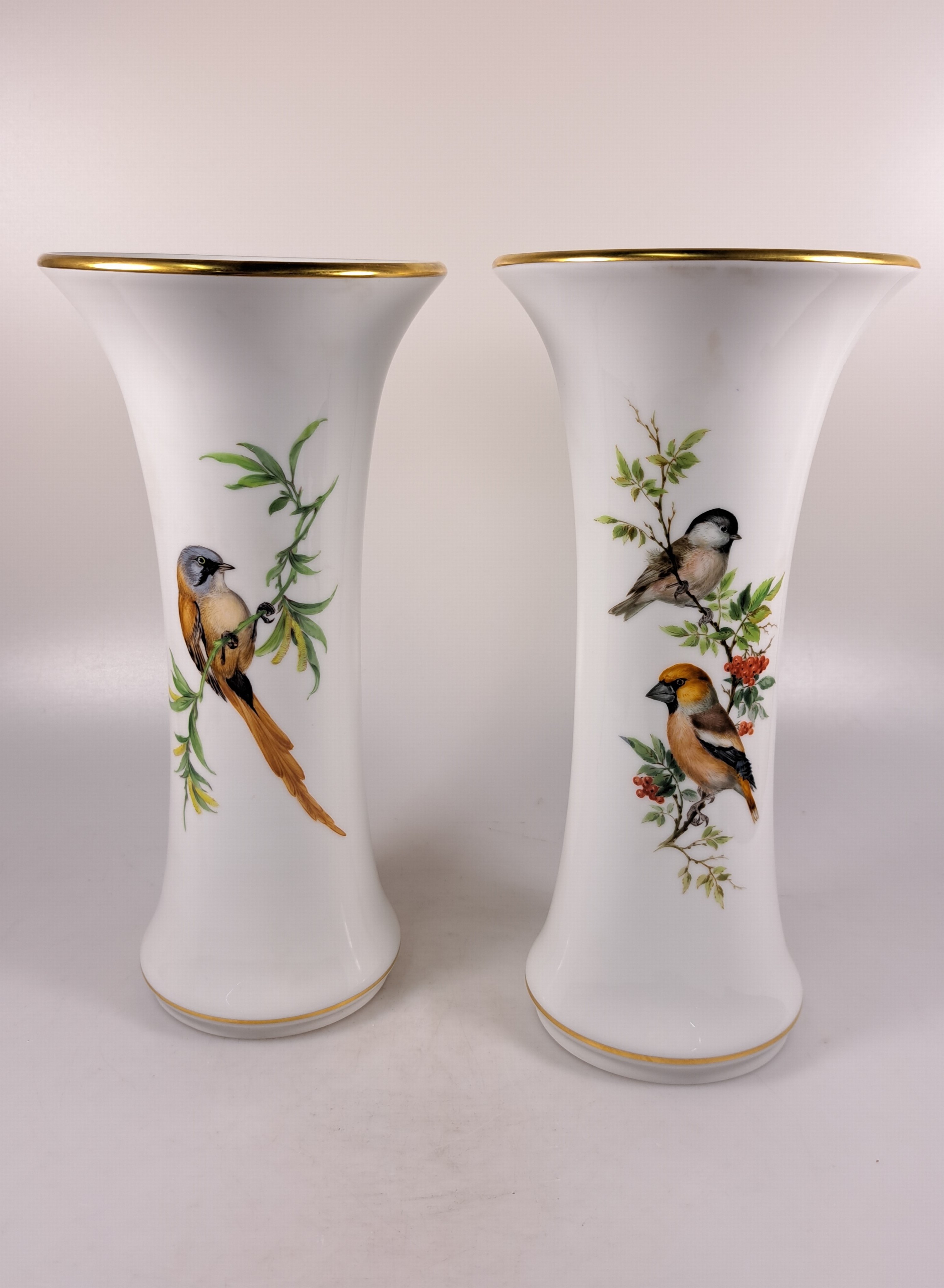 Detail a: Paar Vasen, Meissen, 20. Jh., Porzellan, Vogelmalerei, Goldstaffage, H. 25.5 cm