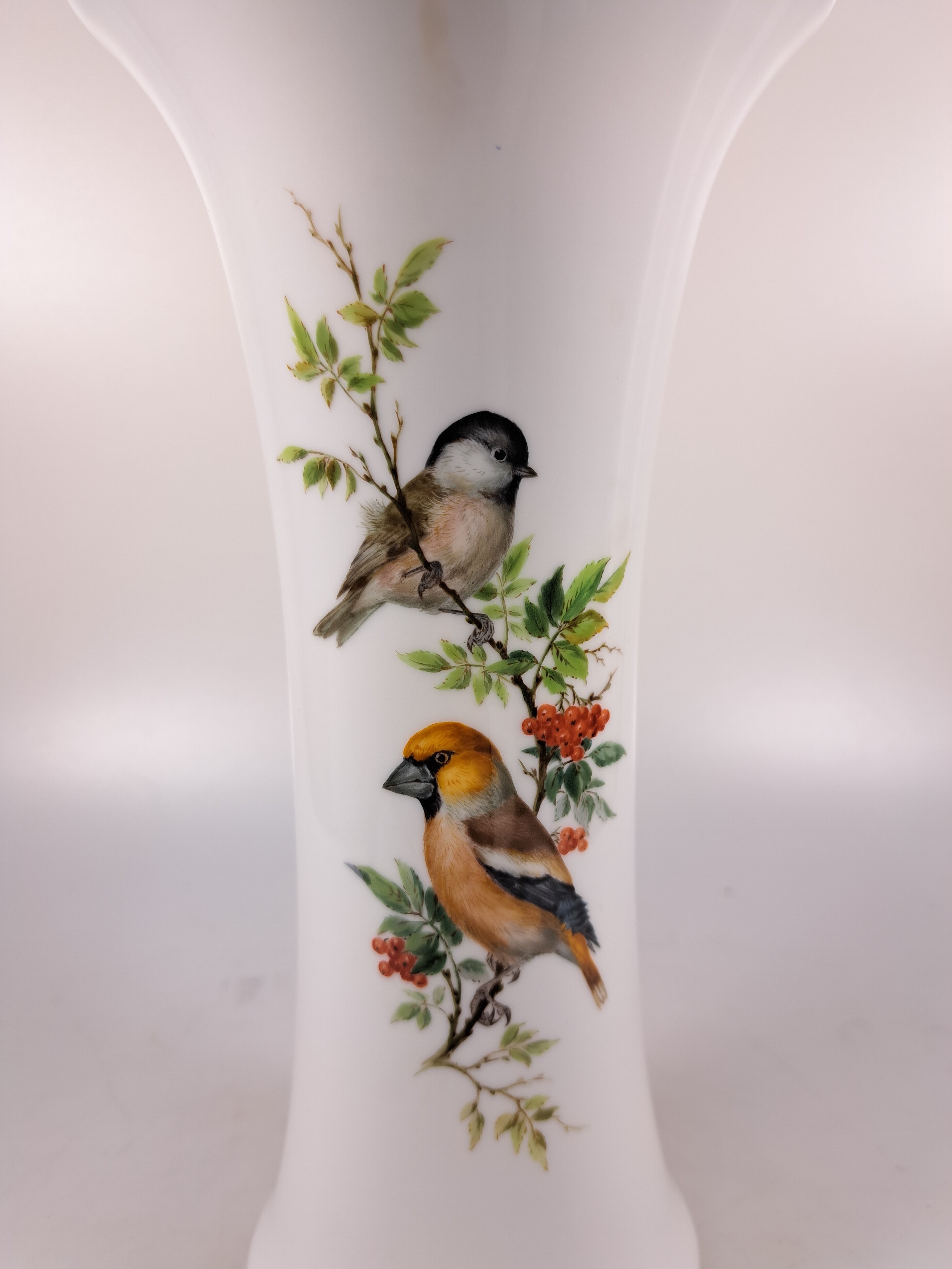Detail b: Paar Vasen, Meissen, 20. Jh., Porzellan, Vogelmalerei, Goldstaffage, H. 25.5 cm