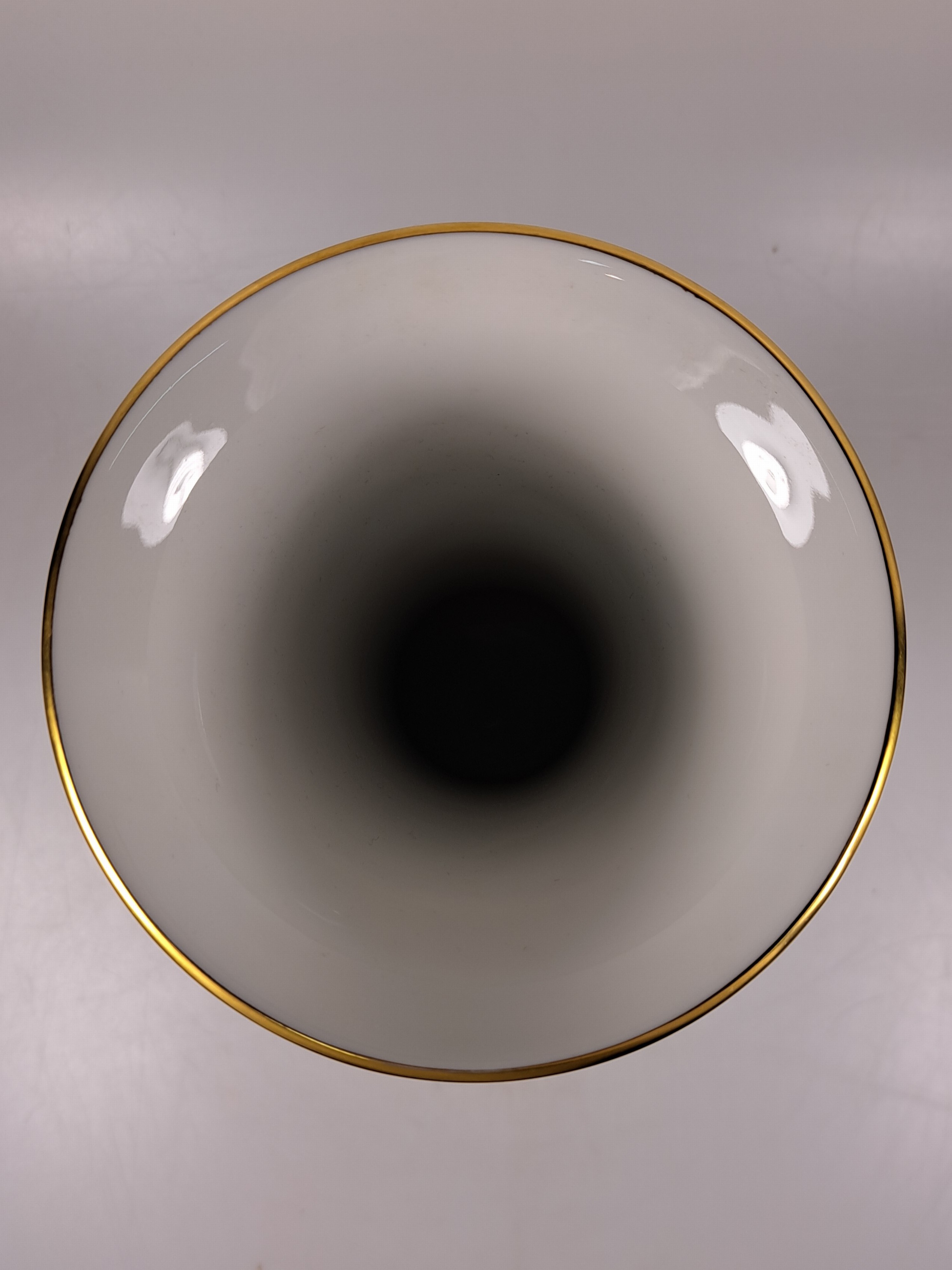 Detail c: Paar Vasen, Meissen, 20. Jh., Porzellan, Vogelmalerei, Goldstaffage, H. 25.5 cm