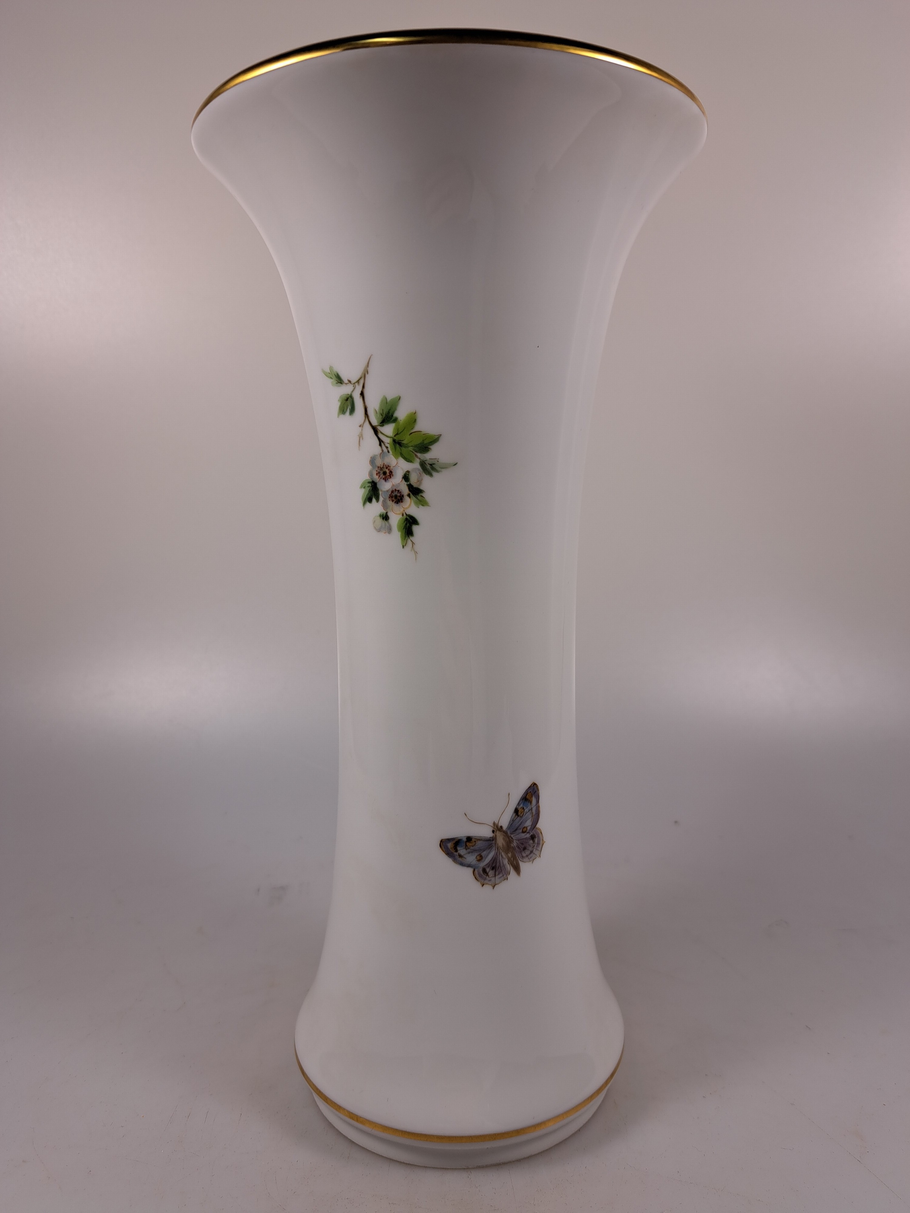 Detail d: Paar Vasen, Meissen, 20. Jh., Porzellan, Vogelmalerei, Goldstaffage, H. 25.5 cm