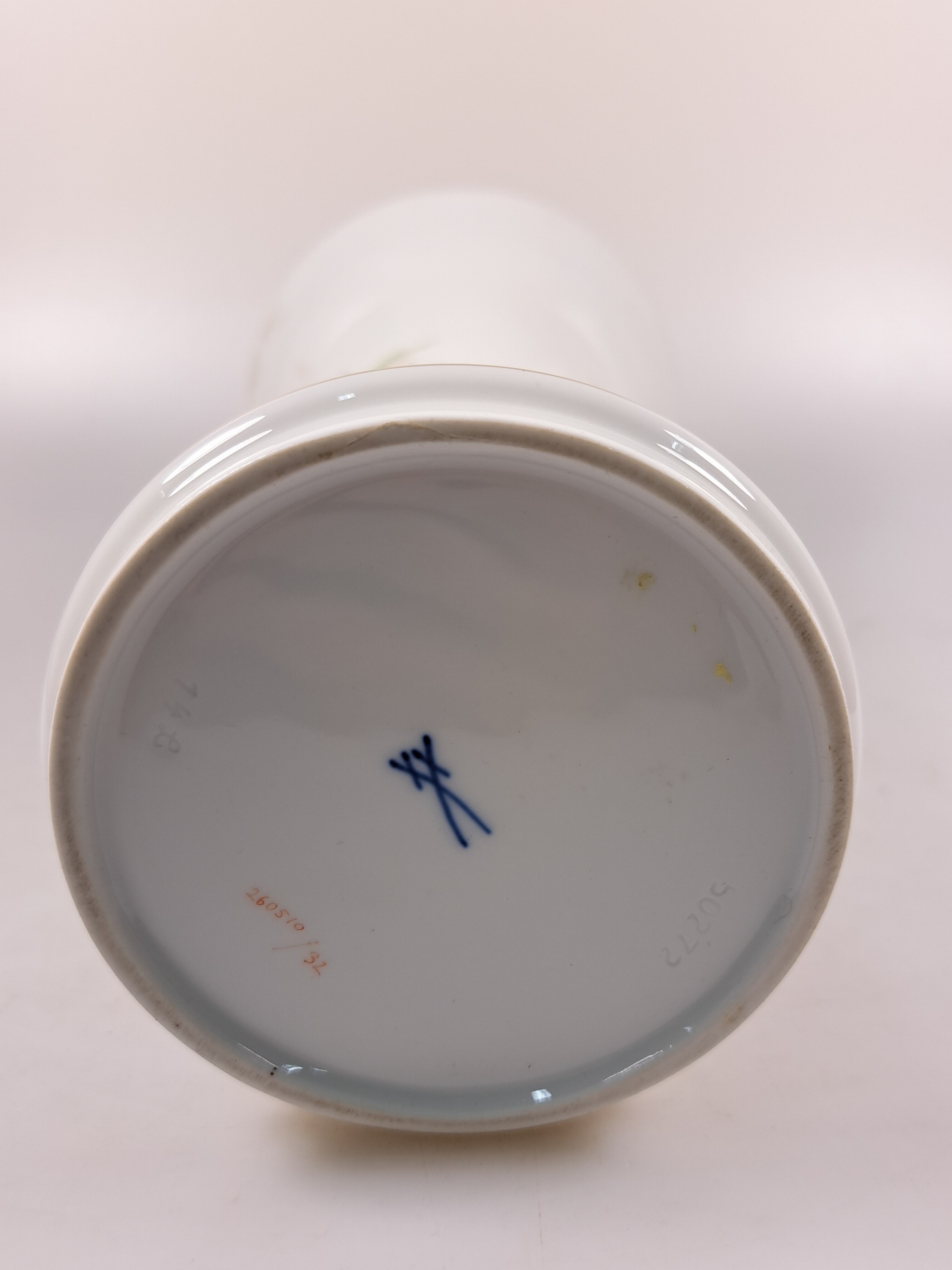 Detail e: Paar Vasen, Meissen, 20. Jh., Porzellan, Vogelmalerei, Goldstaffage, H. 25.5 cm