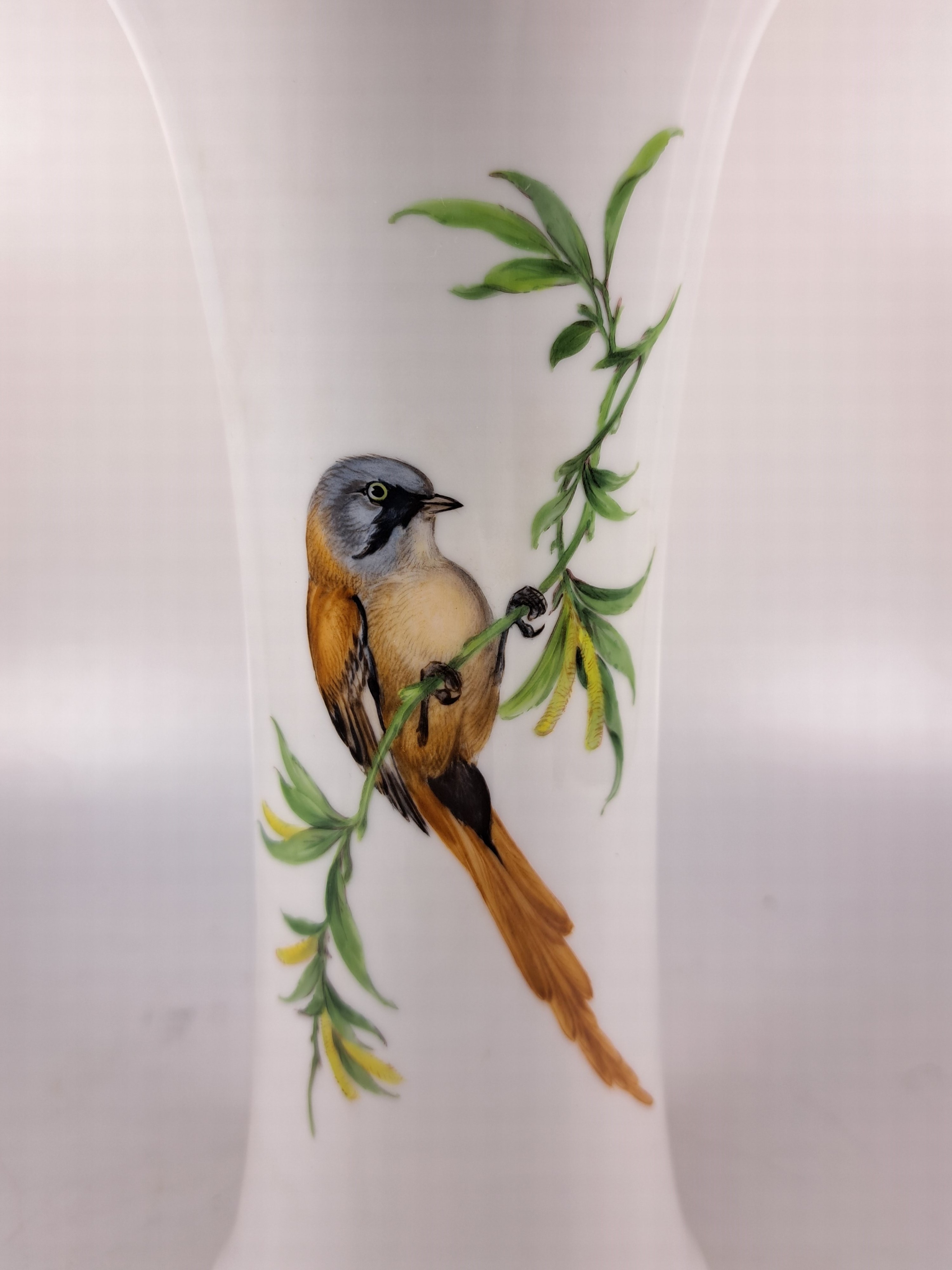 Detail g: Paar Vasen, Meissen, 20. Jh., Porzellan, Vogelmalerei, Goldstaffage, H. 25.5 cm