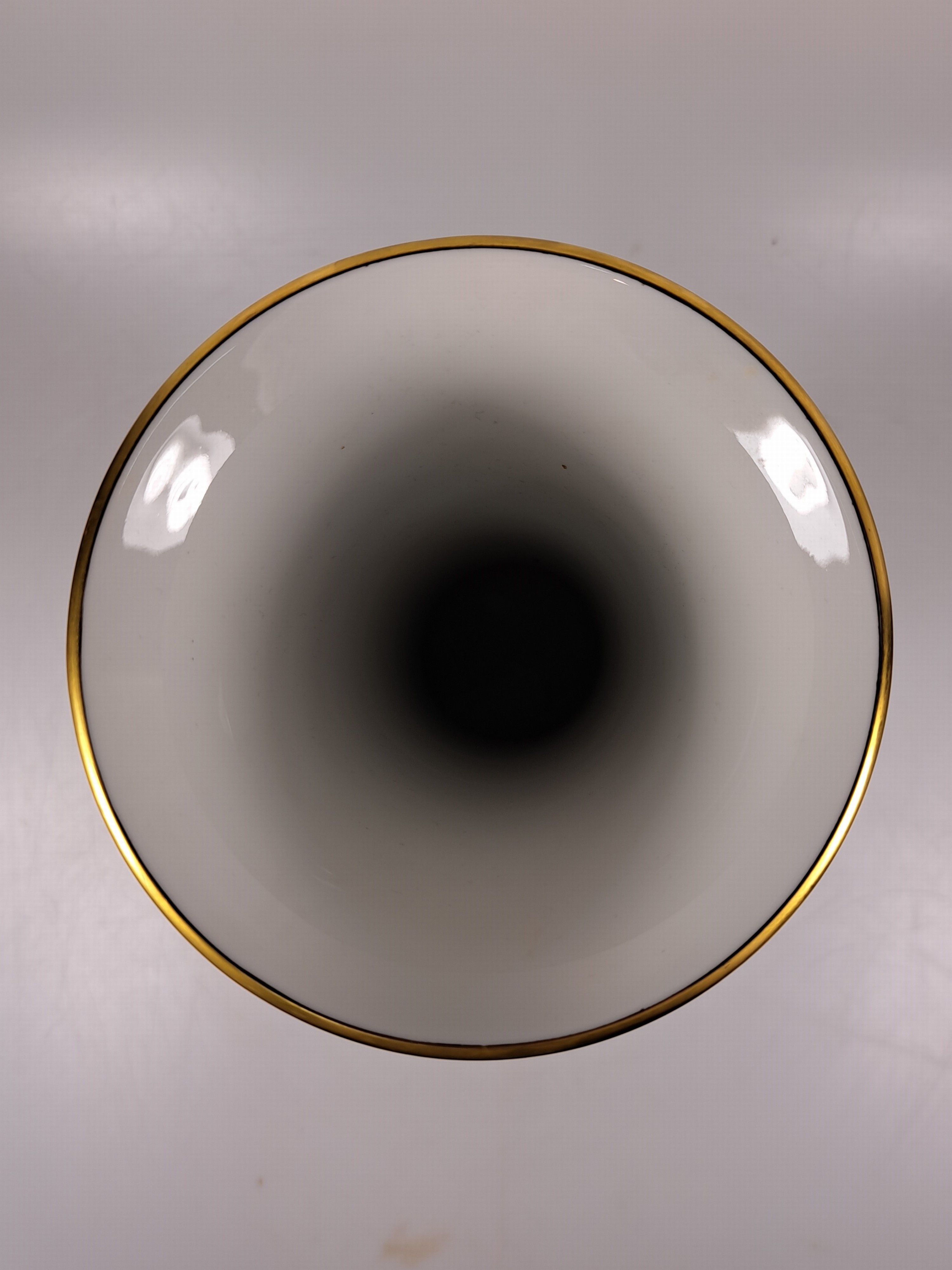 Detail h: Paar Vasen, Meissen, 20. Jh., Porzellan, Vogelmalerei, Goldstaffage, H. 25.5 cm
