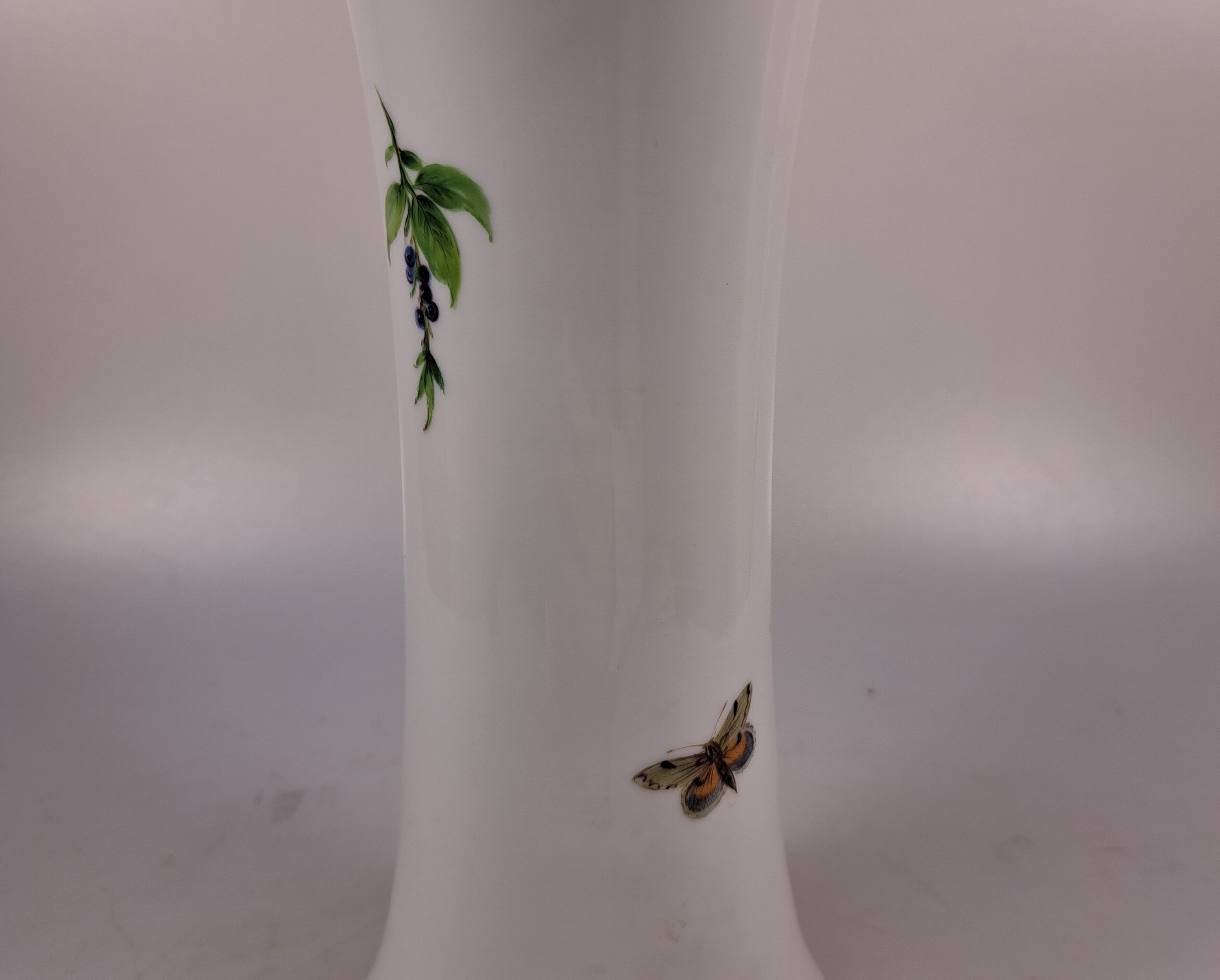 Detail i: Paar Vasen, Meissen, 20. Jh., Porzellan, Vogelmalerei, Goldstaffage, H. 25.5 cm