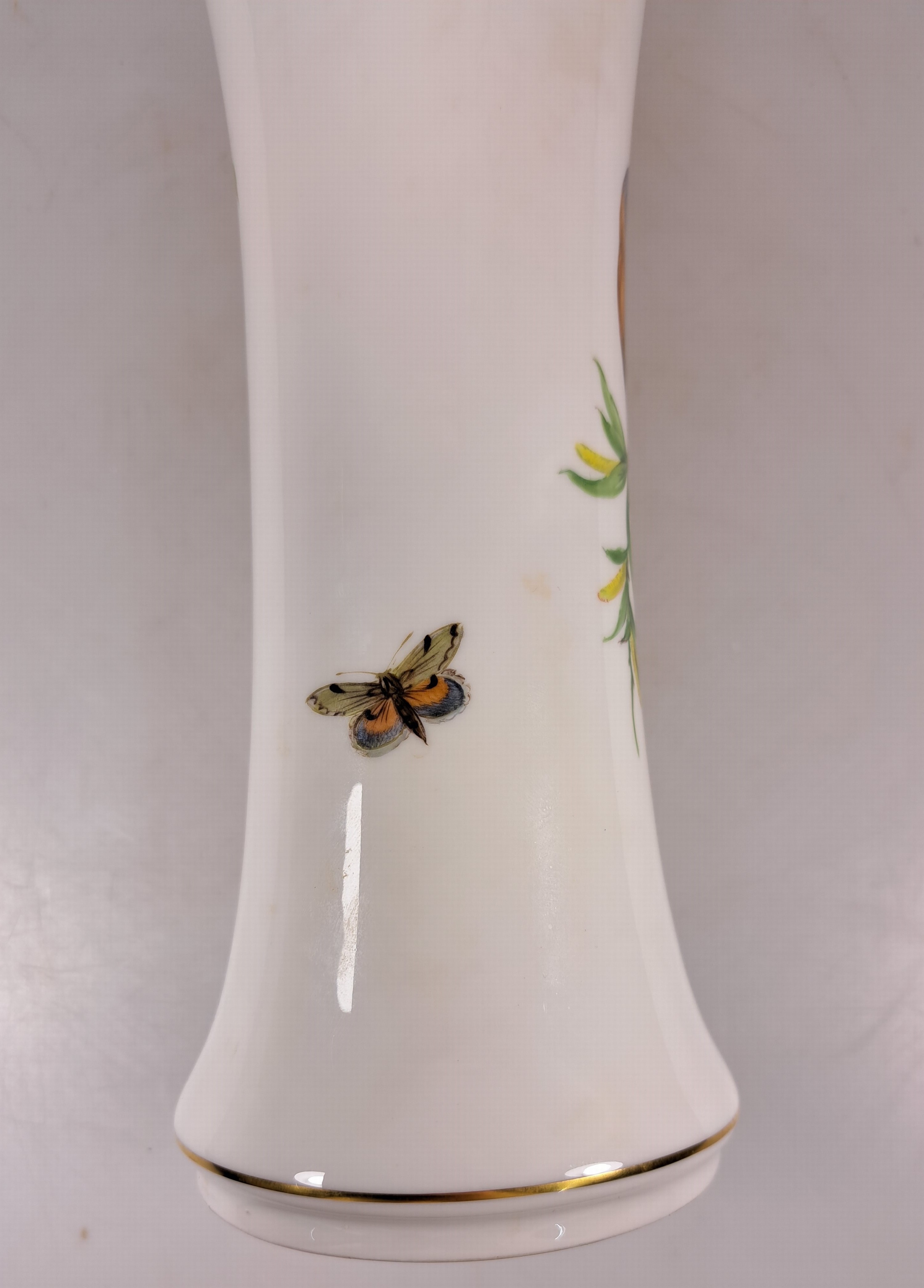 Detail k: Paar Vasen, Meissen, 20. Jh., Porzellan, Vogelmalerei, Goldstaffage, H. 25.5 cm