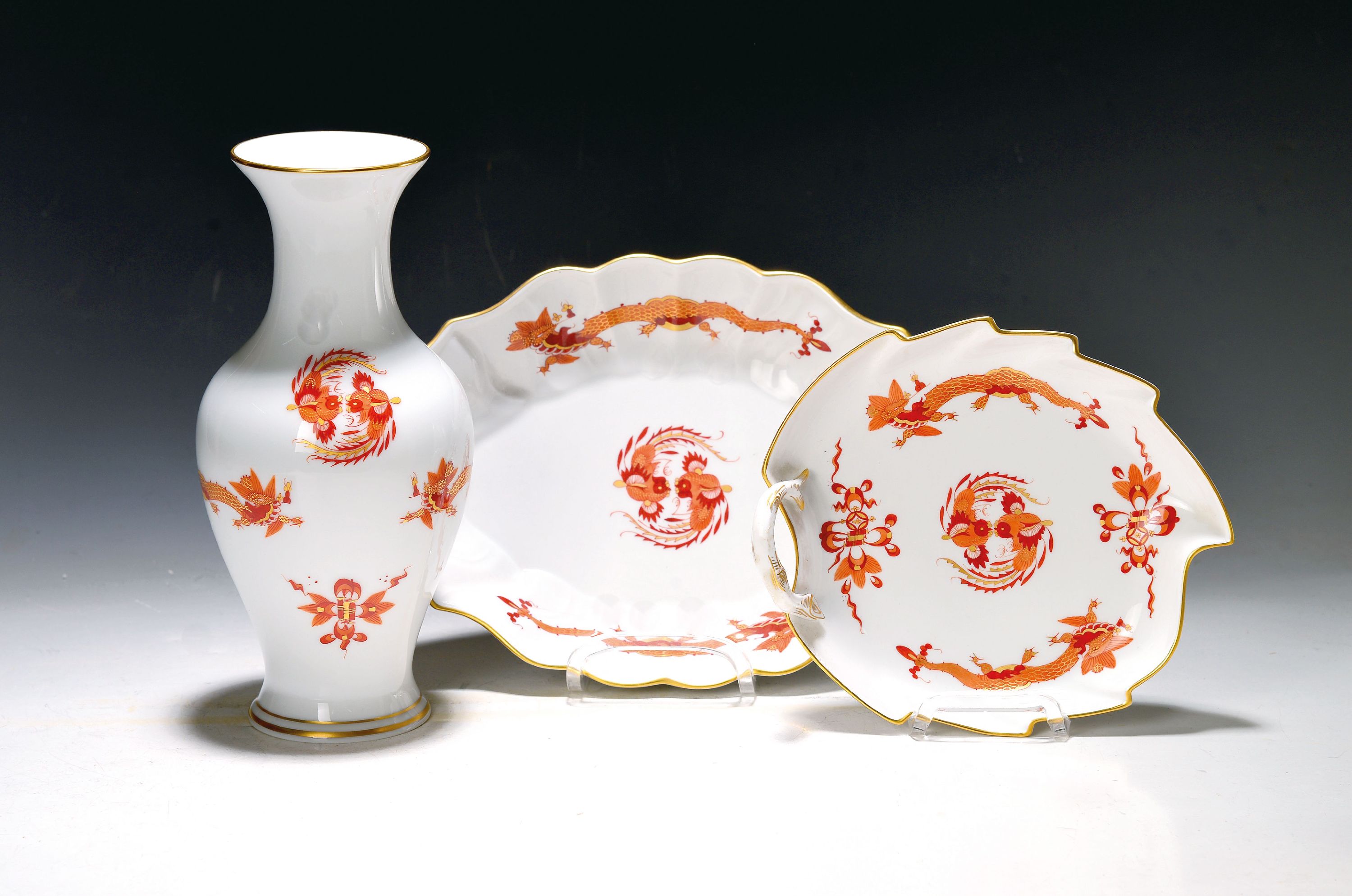 Vase, Schale und Blattschale, Meissen, Porzellan, roter Drachendekor, golden gehöht, H. 24cm L. 25/19 cm