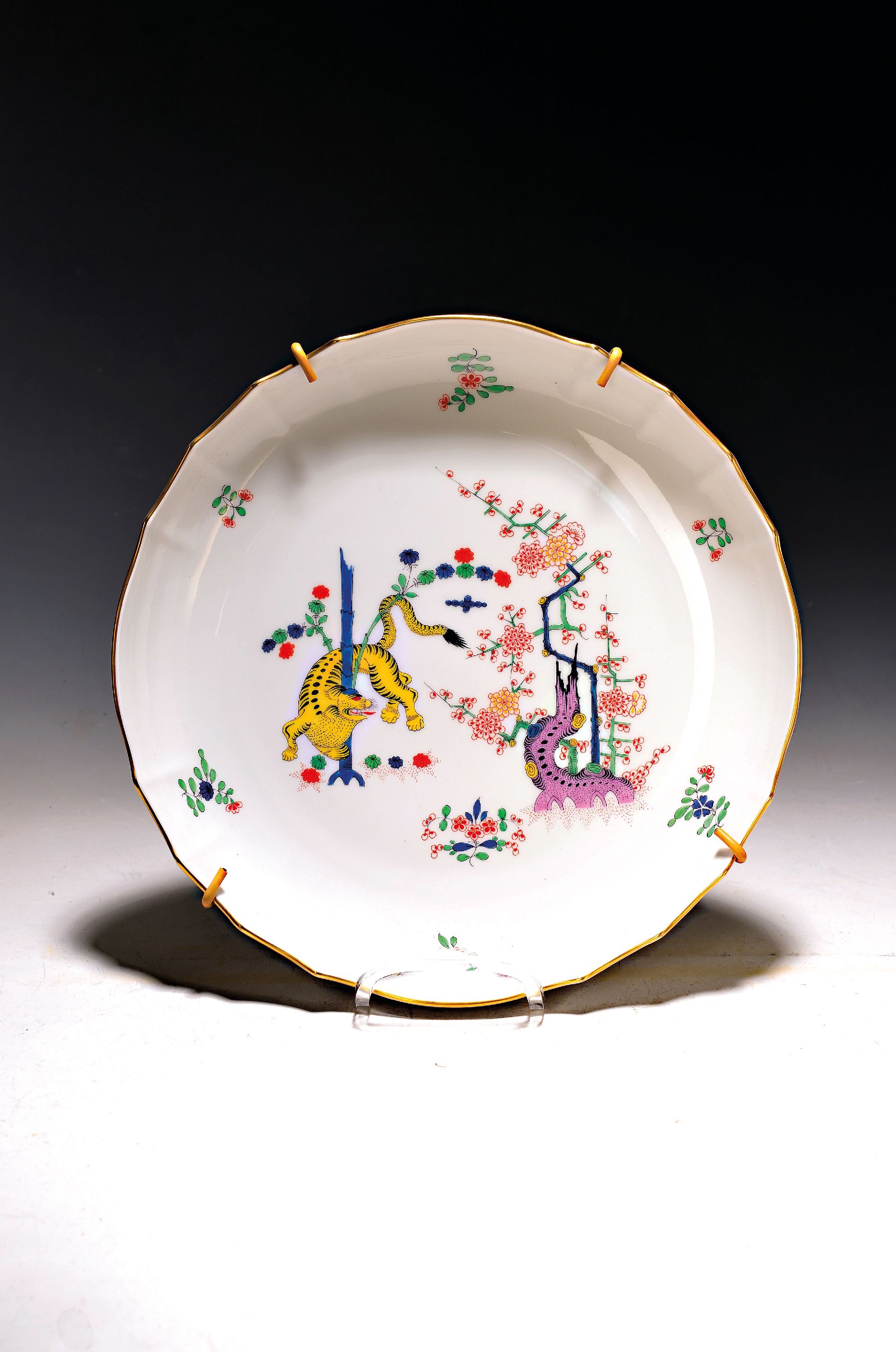Große Schale, Meissen, 20. Jh., reicher gelber Löwe, Goldrand, D. 28 cm