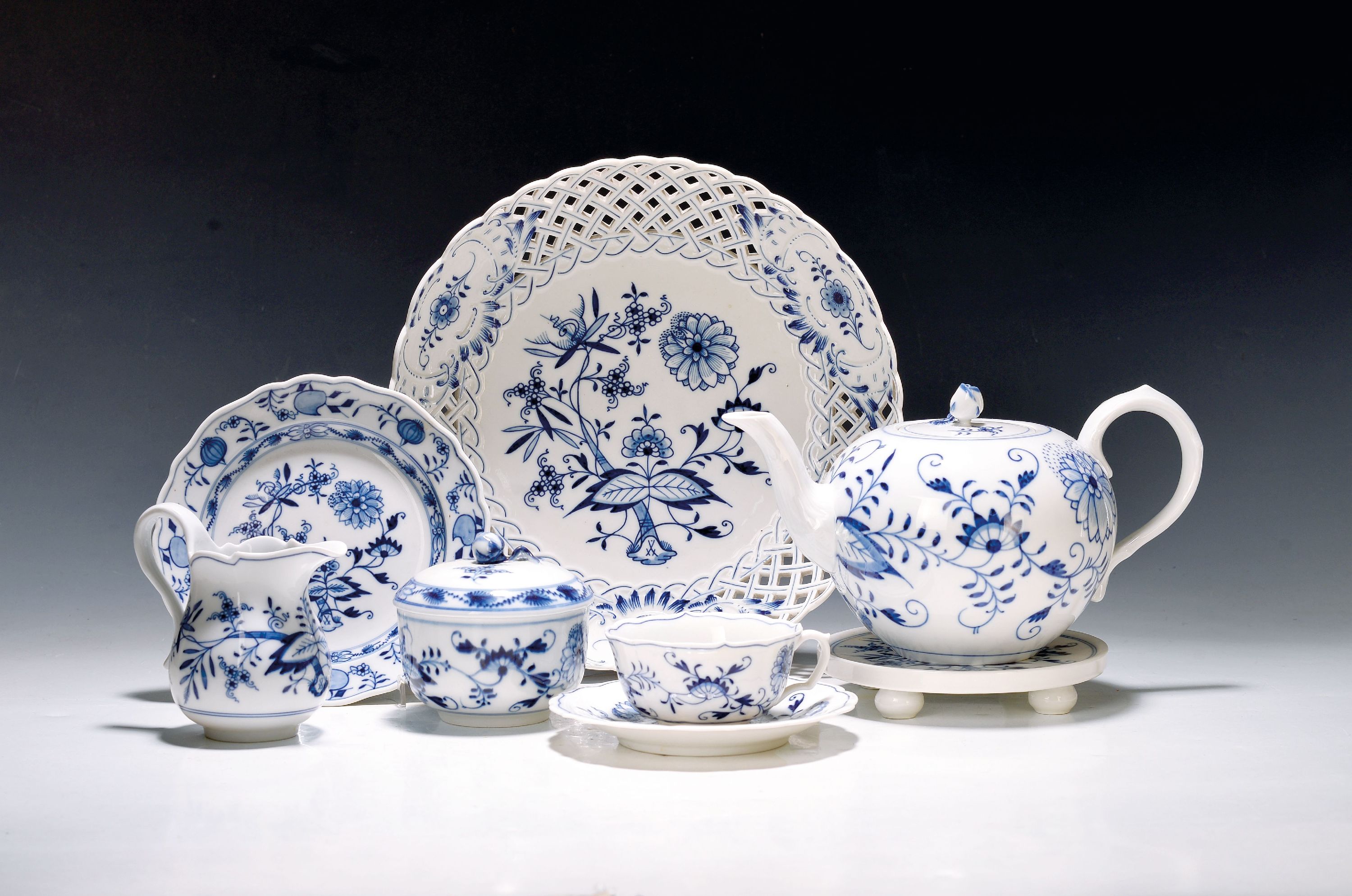 Image 27021453 - Teeservice für 12 Personen, Meissen, 1930er Jahre, blaues Zwiebelmuster unter der ...