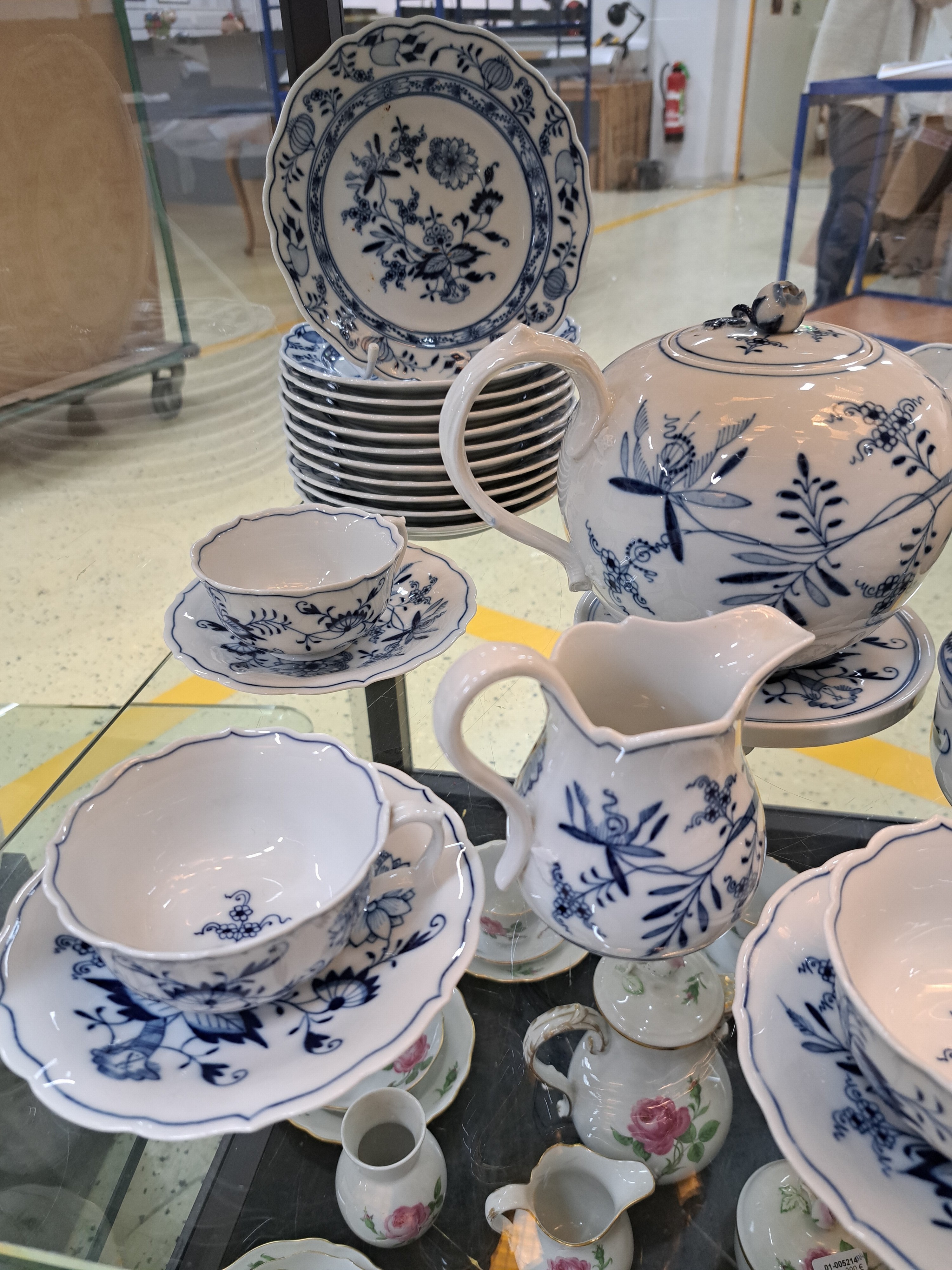 Detail a: Teeservice für 12 Personen, Meissen, 1930er Jahre, blaues Zwiebelmuster unter der Glasur, 2 Kannen, ein Milchkännchen, 12 Teetassen mit ...