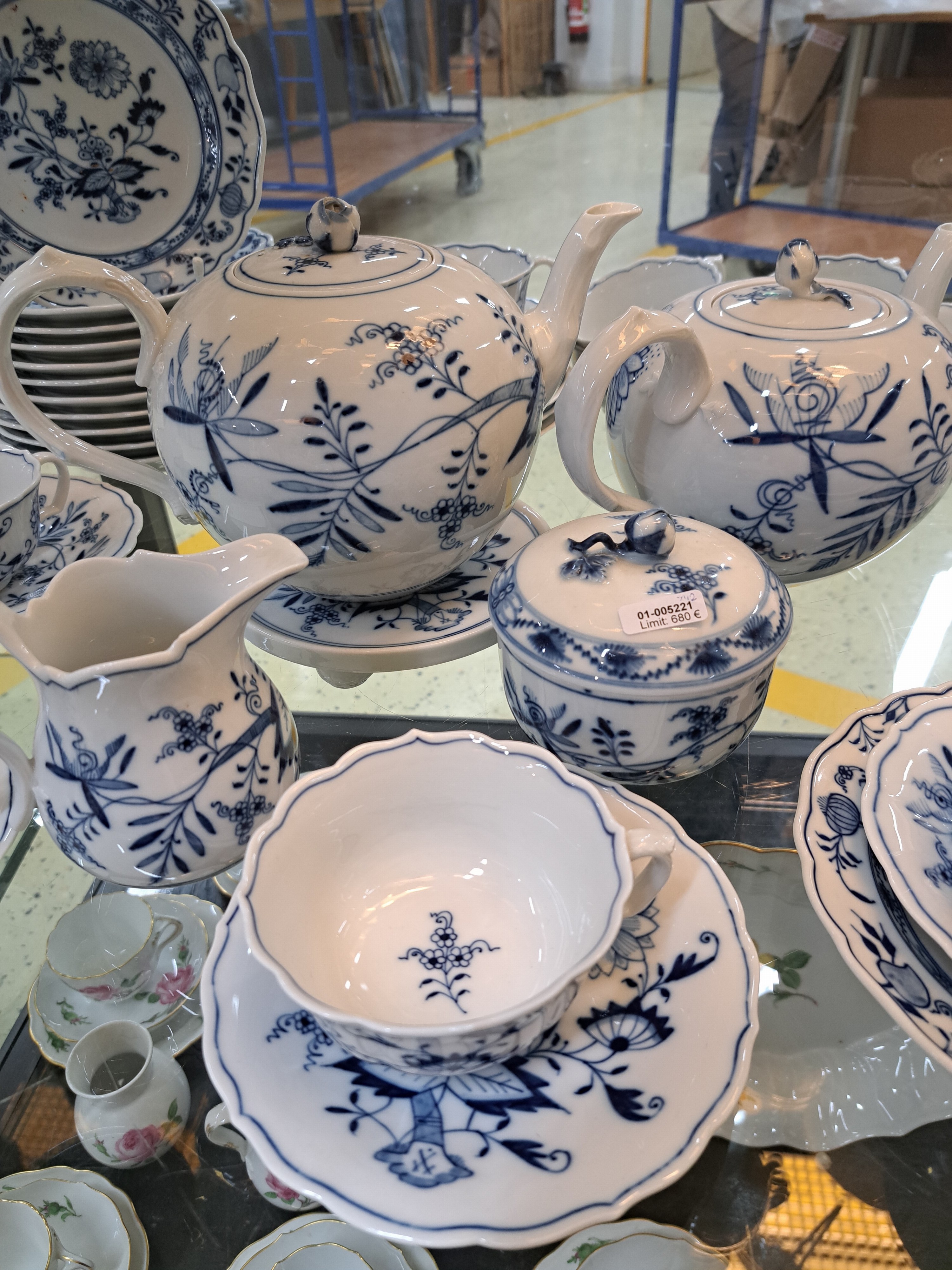Detail b: Teeservice für 12 Personen, Meissen, 1930er Jahre, blaues Zwiebelmuster unter der Glasur, 2 Kannen, ein Milchkännchen, 12 Teetassen mit ...