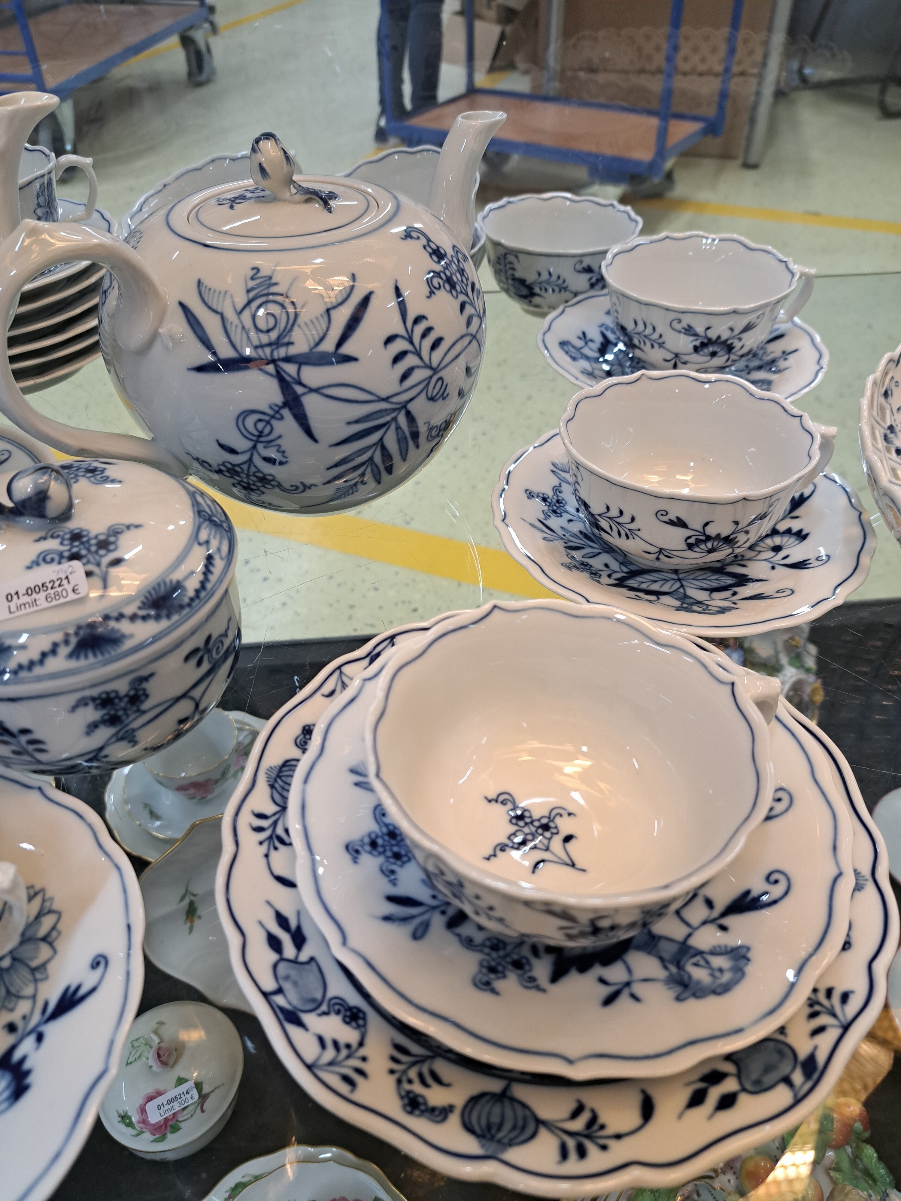 Detail c: Teeservice für 12 Personen, Meissen, 1930er Jahre, blaues Zwiebelmuster unter der Glasur, 2 Kannen, ein Milchkännchen, 12 Teetassen mit ...