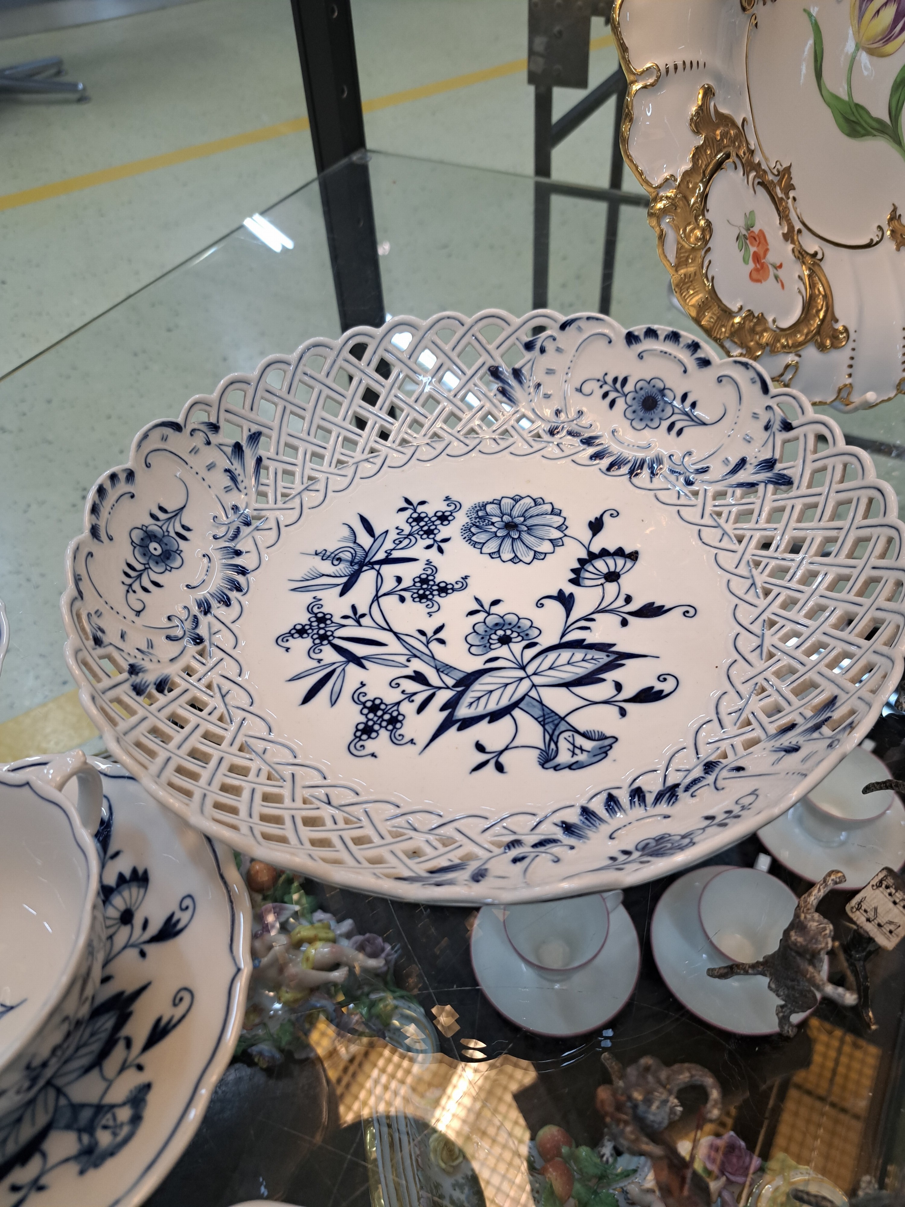 Detail d: Teeservice für 12 Personen, Meissen, 1930er Jahre, blaues Zwiebelmuster unter der Glasur, 2 Kannen, ein Milchkännchen, 12 Teetassen mit ...