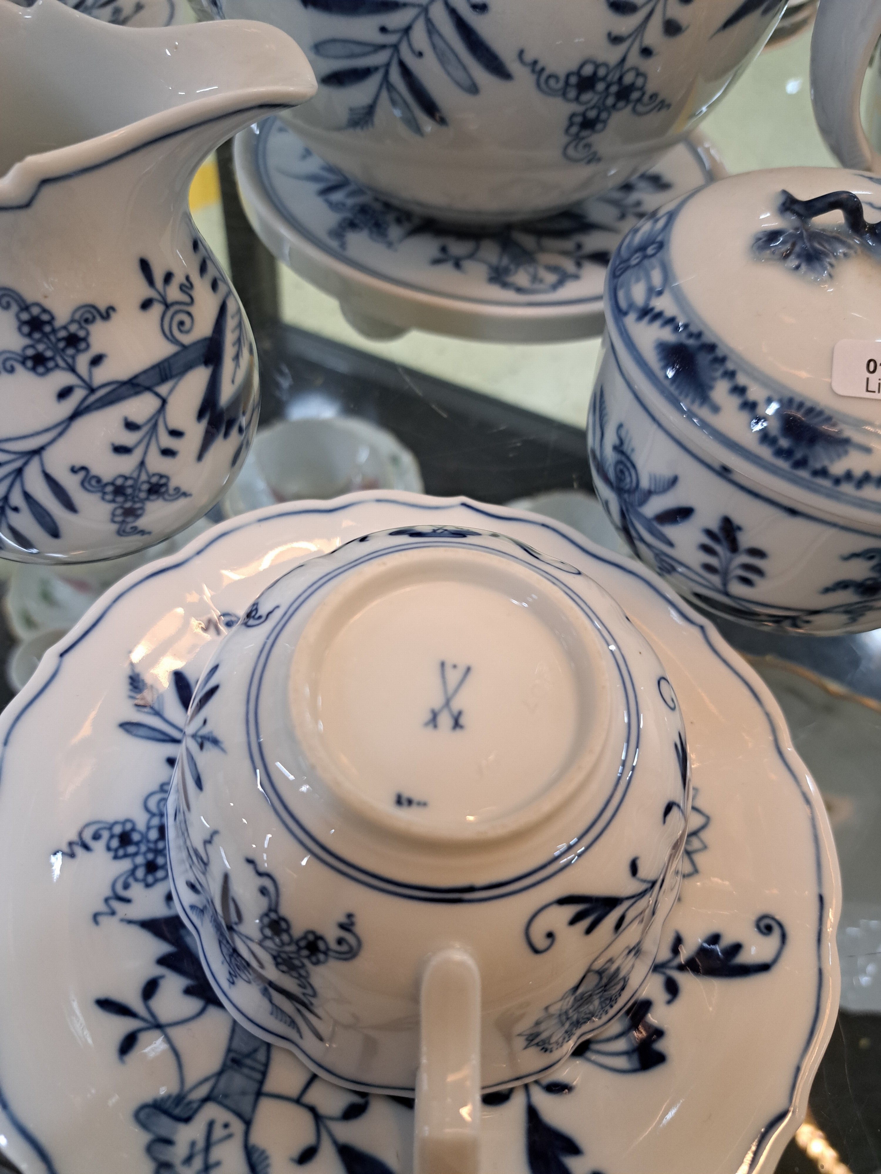 Detail e: Teeservice für 12 Personen, Meissen, 1930er Jahre, blaues Zwiebelmuster unter der Glasur, 2 Kannen, ein Milchkännchen, 12 Teetassen mit ...