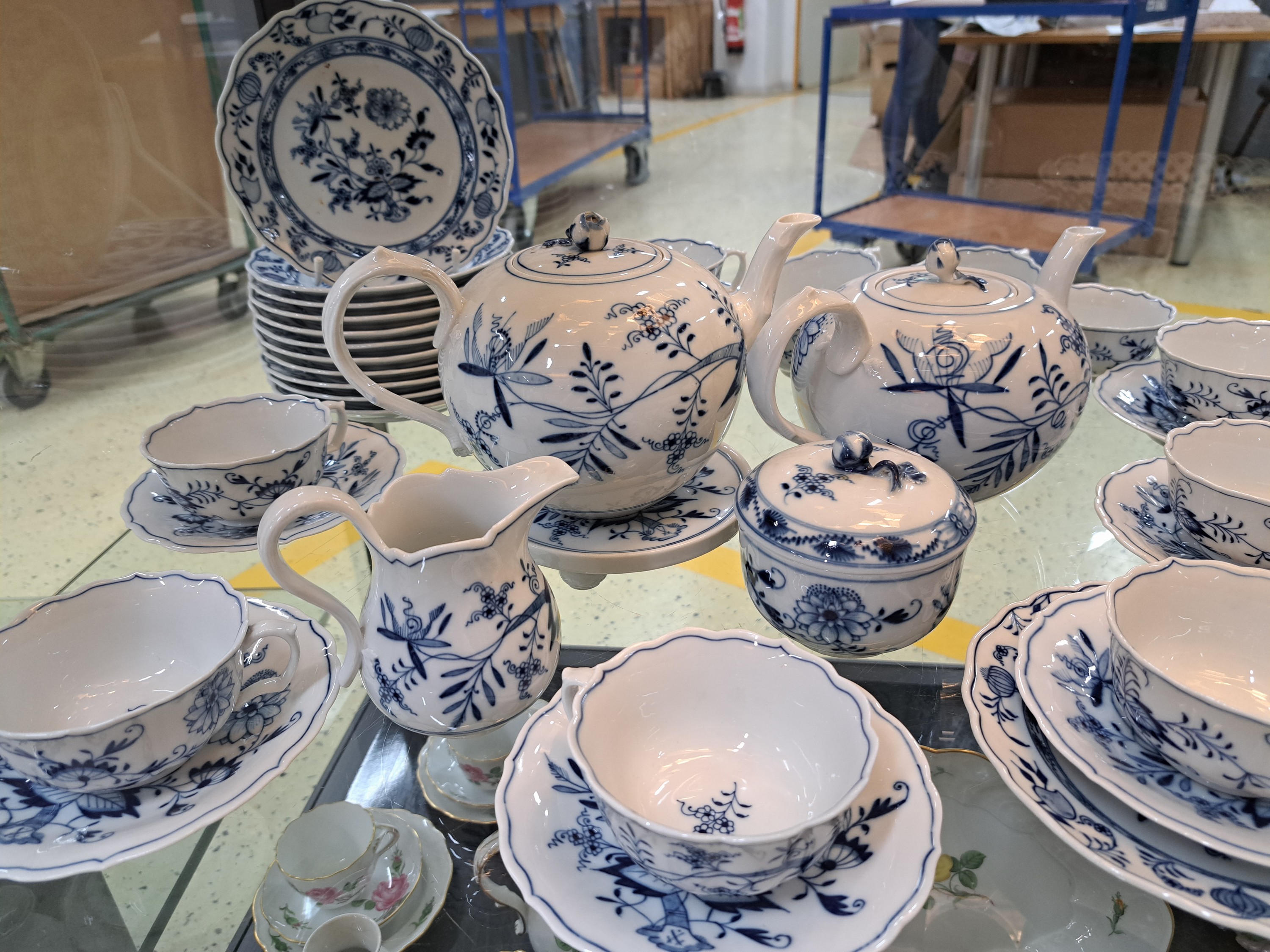 Detail f: Teeservice für 12 Personen, Meissen, 1930er Jahre, blaues Zwiebelmuster unter der Glasur, 2 Kannen, ein Milchkännchen, 12 Teetassen mit ...